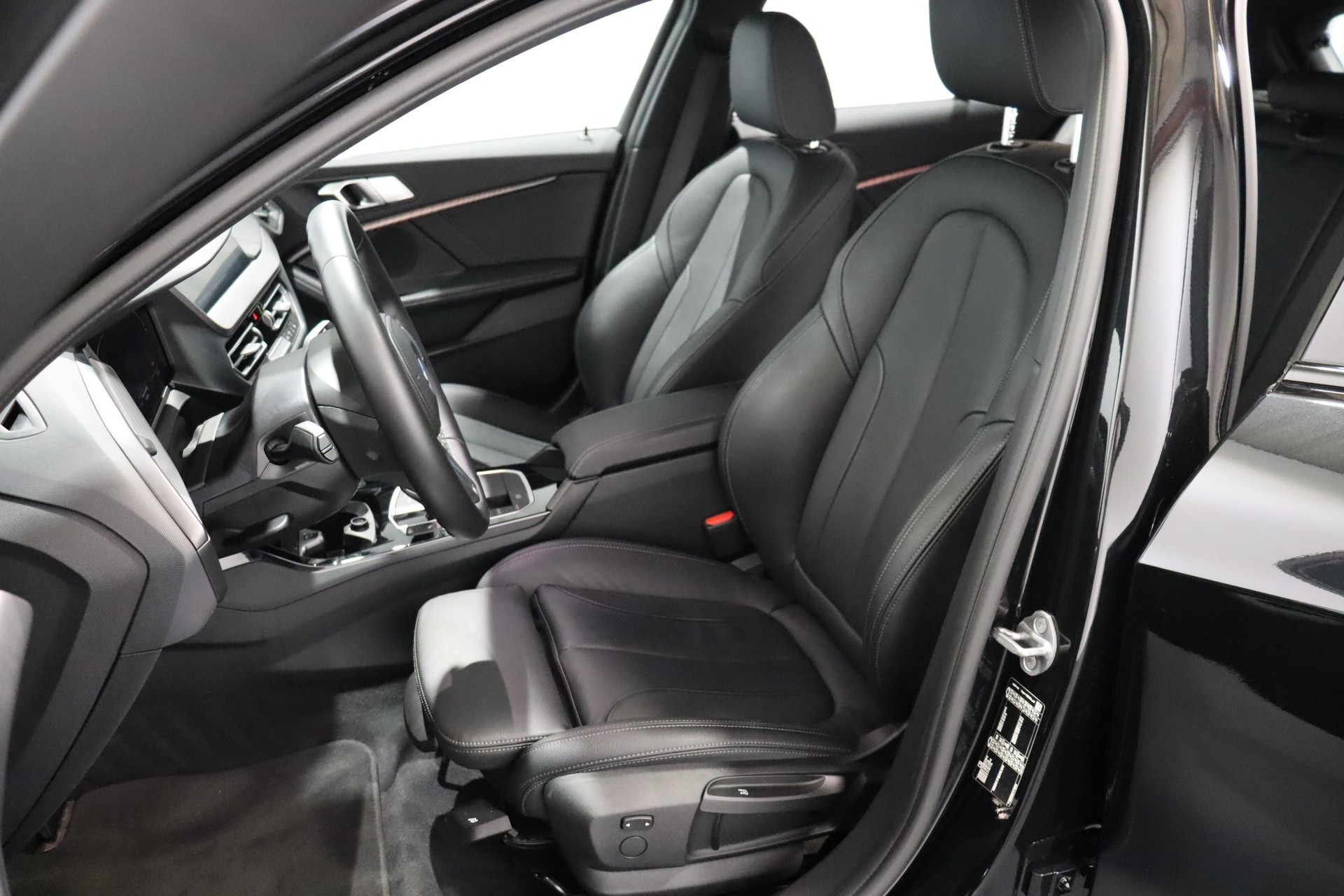 BMW 118i-image-6