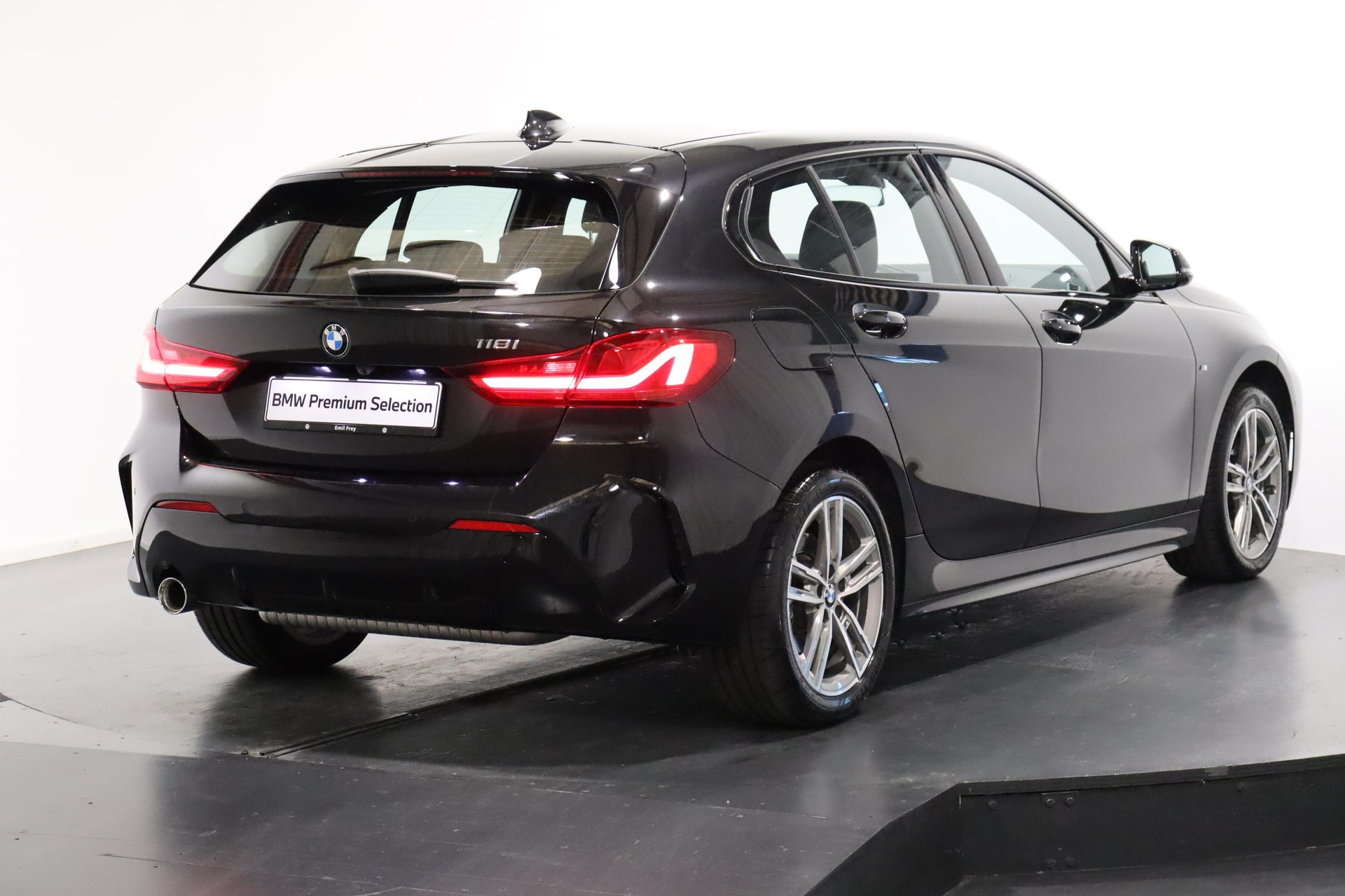 BMW 118i-image-1