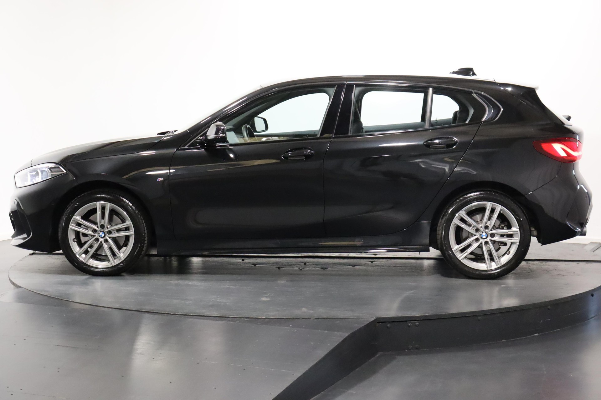 BMW 118i-image-2
