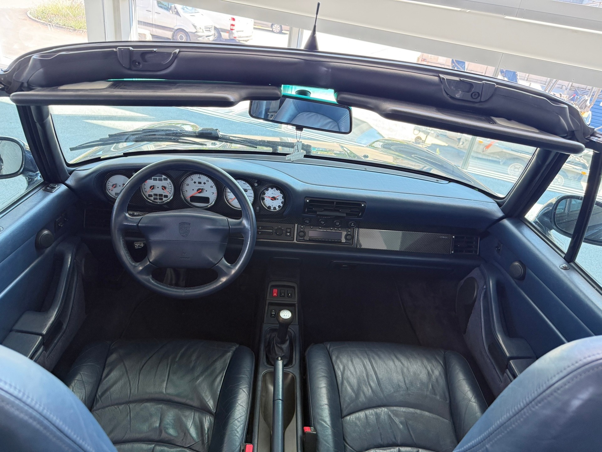 PORSCHE 911 Carrera 4 Cabrio-image-6