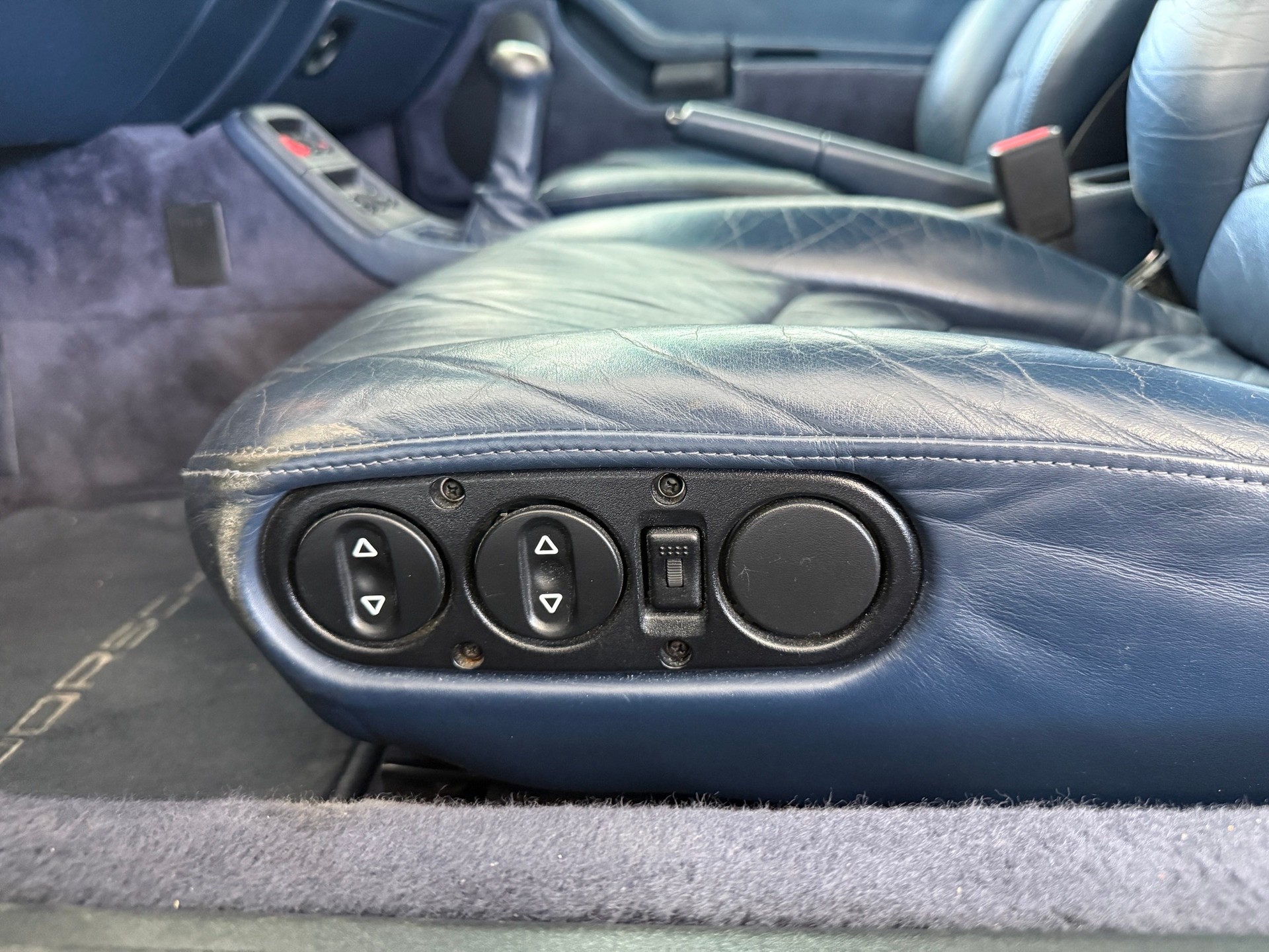 PORSCHE 911 Carrera 4 Cabrio-image-12