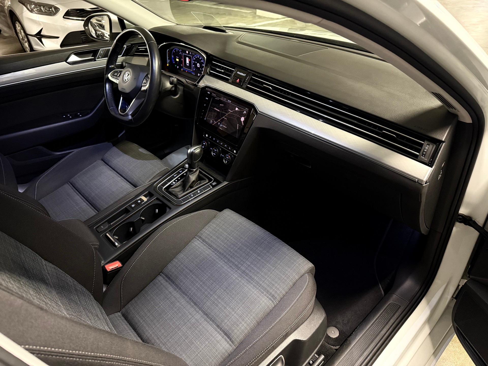 VW Passat 2.0 TDI BMT Business DSG Head-up, Virtual Cockpit-image-8