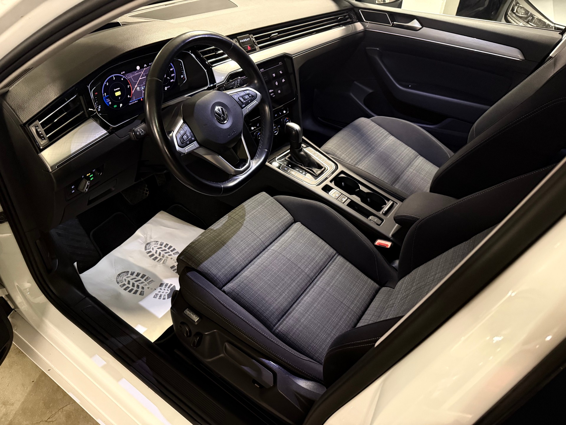 VW Passat 2.0 TDI BMT Business DSG Head-up, Virtual Cockpit-image-7