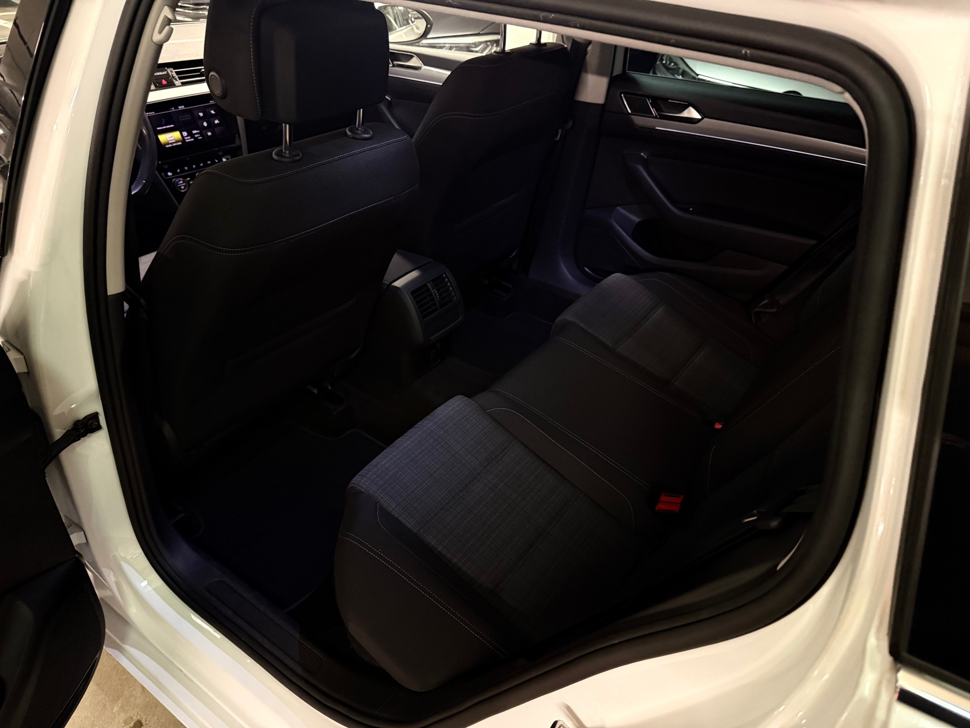 VW Passat 2.0 TDI BMT Business DSG Head-up, Virtual Cockpit-image-9