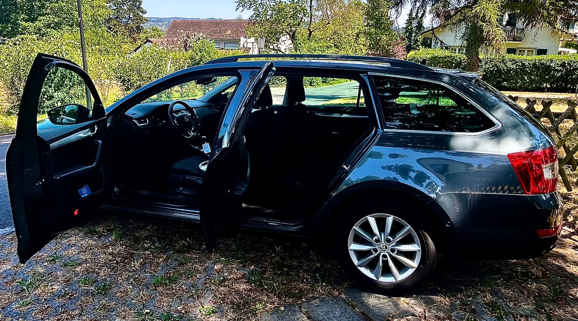 SKODA Octavia Combi 2.0 TDI Swiss Edition 4x4 DSG-image-4