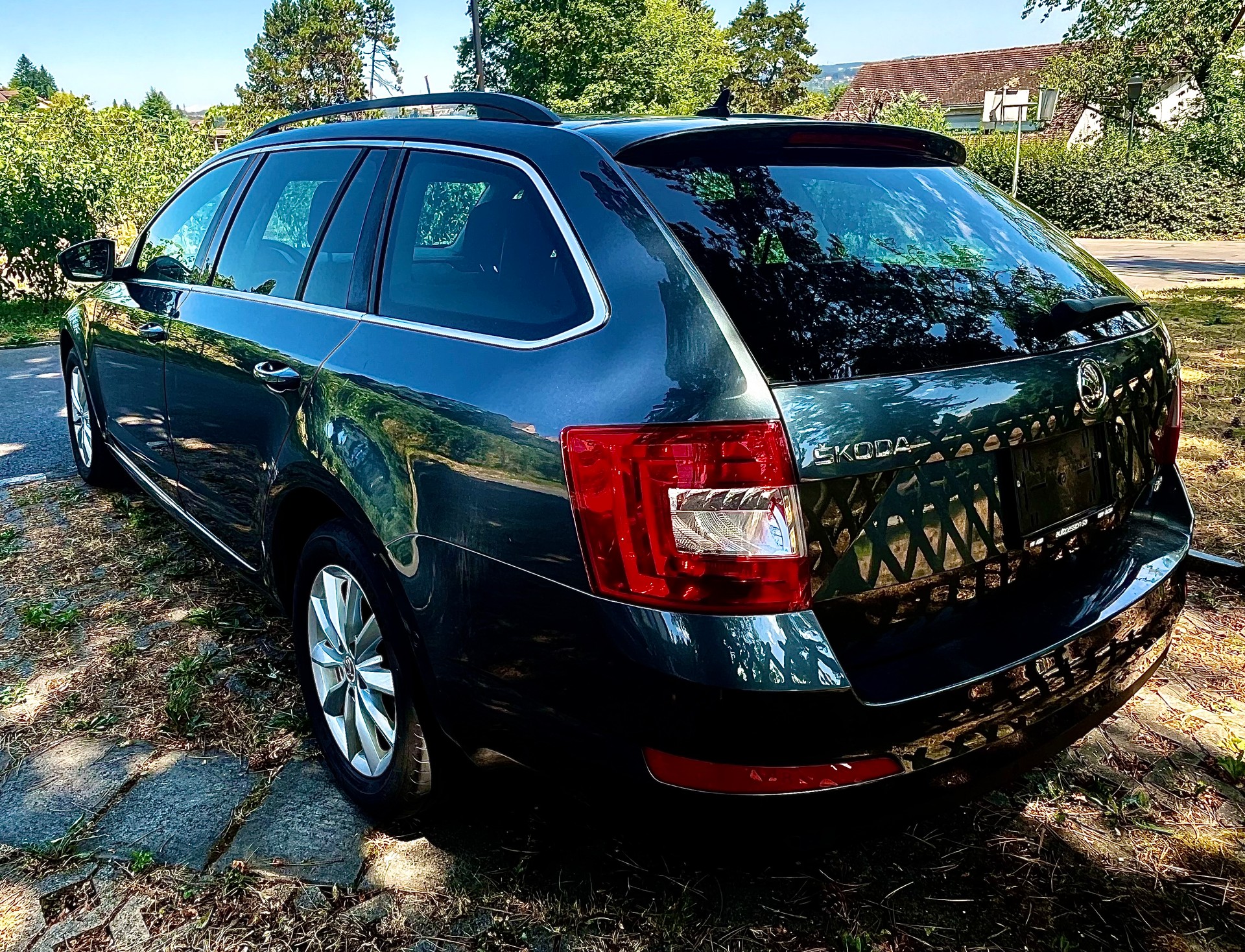 SKODA Octavia Combi 2.0 TDI Swiss Edition 4x4 DSG-image-10