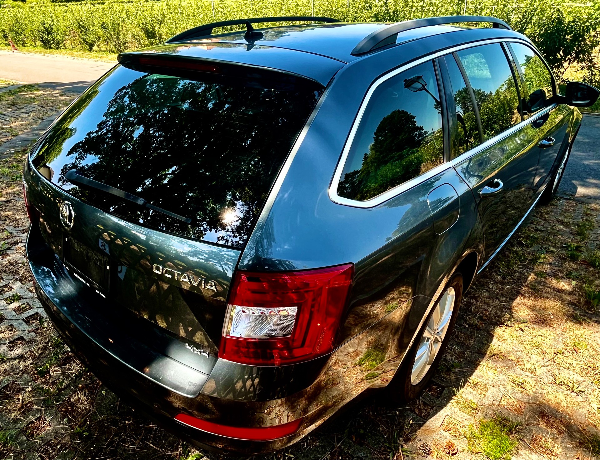 SKODA Octavia Combi 2.0 TDI Swiss Edition 4x4 DSG-image-16