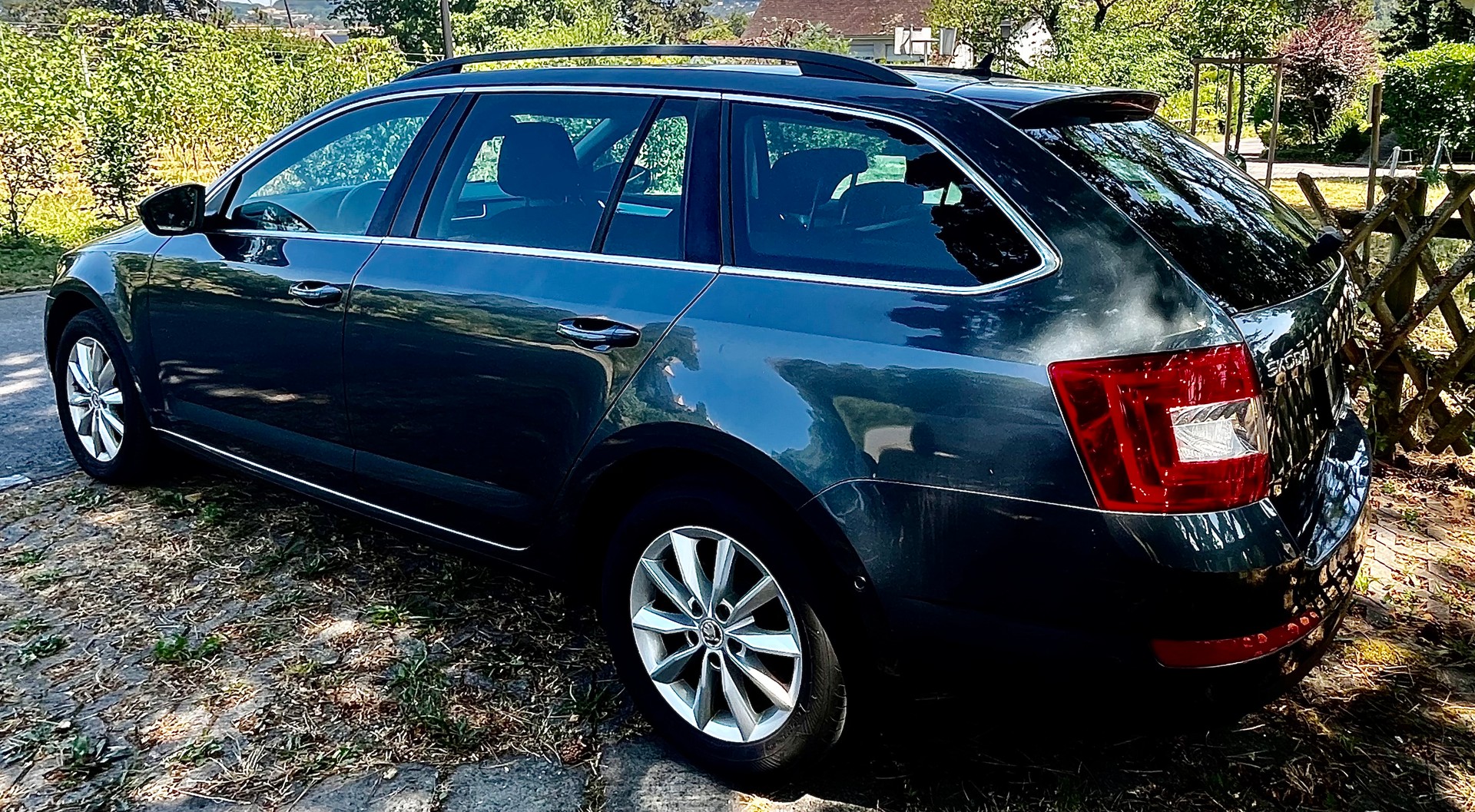 SKODA Octavia Combi 2.0 TDI Swiss Edition 4x4 DSG-image-3