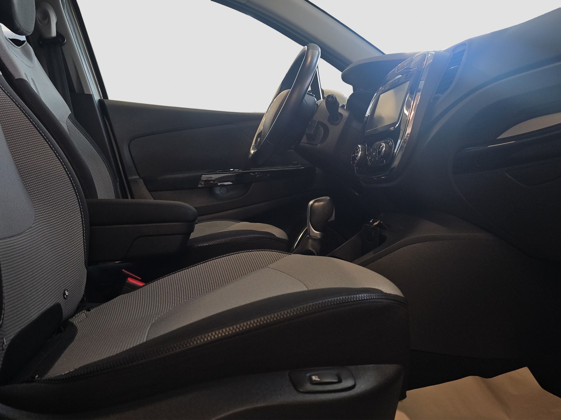 RENAULT Captur 1.2 T 16V Privilège EDC-image-9