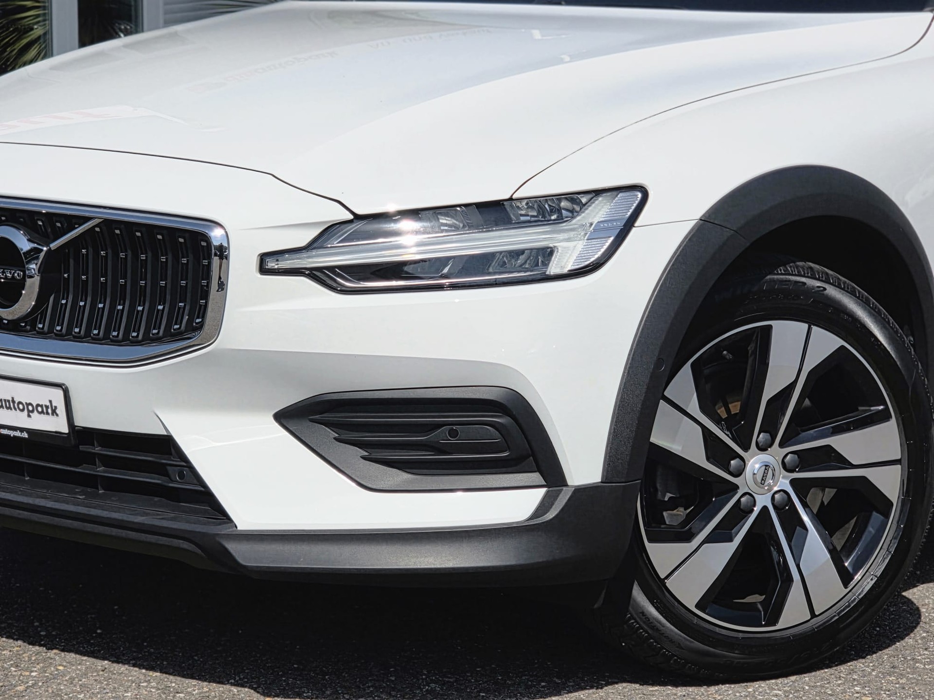 VOLVO VOLVO V60 Cross Country B4 D AWD Geartronic | CH-Fahrzeug | Gratis-Service bis 150'000 km | Top Zustand | Top Ausstattung-image-1