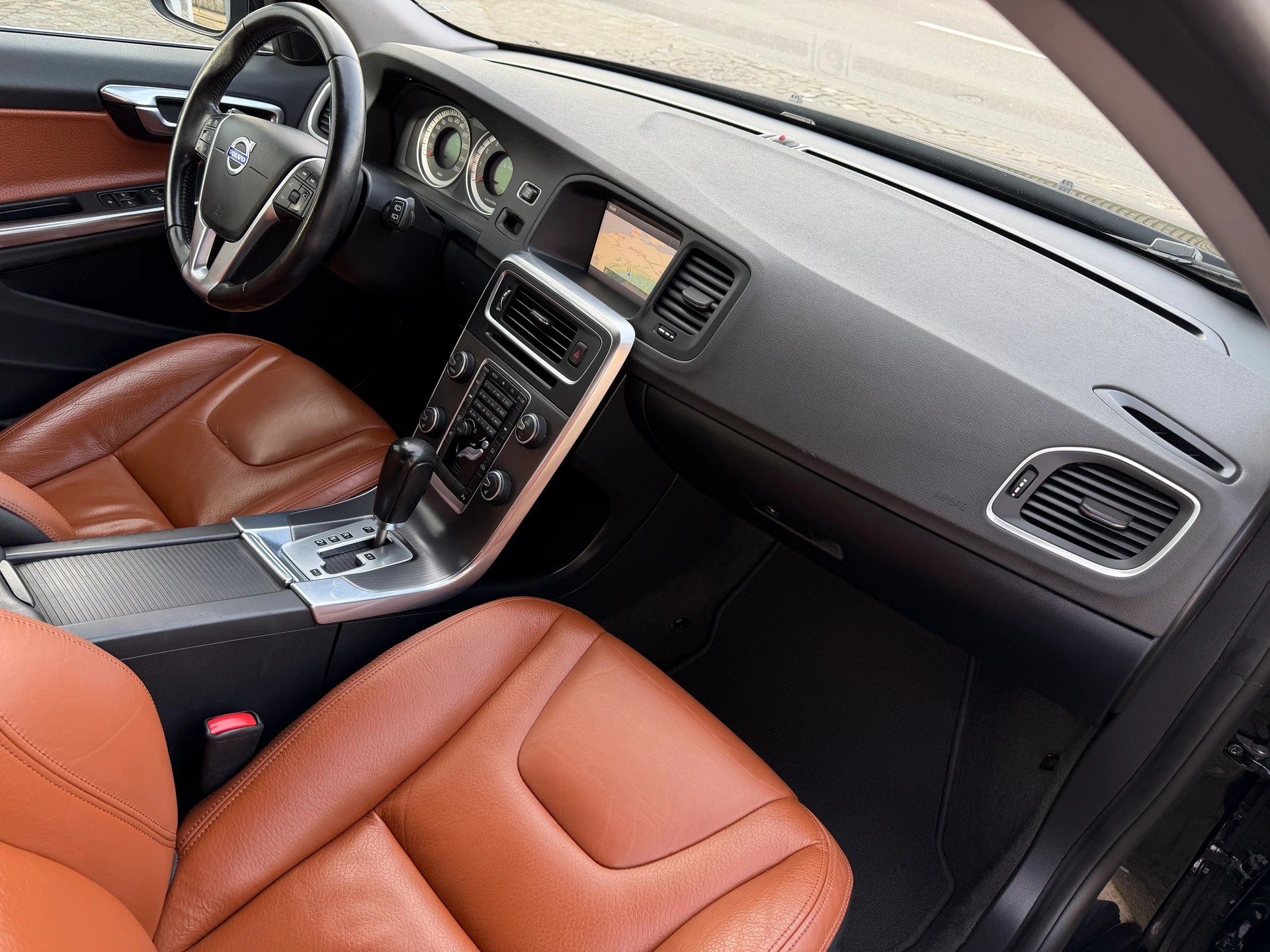 VOLVO V60 2.0T Summum Powershift / 1 Hand / Frisch ab MFK / Frisch ab Service / Leder / Navi / Xenon / Sitzheizung-image-9