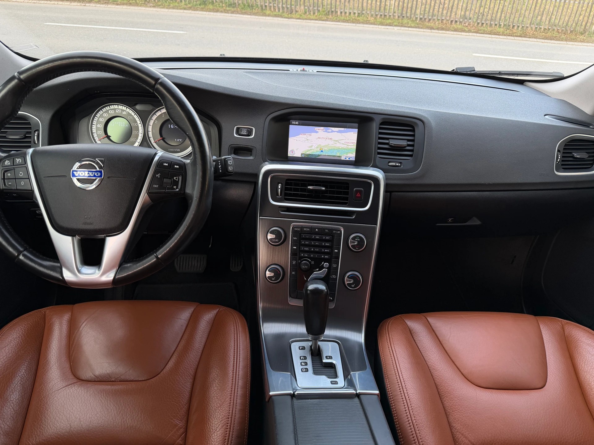 VOLVO V60 2.0T Summum Powershift / 1 Hand / Frisch ab MFK / Frisch ab Service / Leder / Navi / Xenon / Sitzheizung-image-10