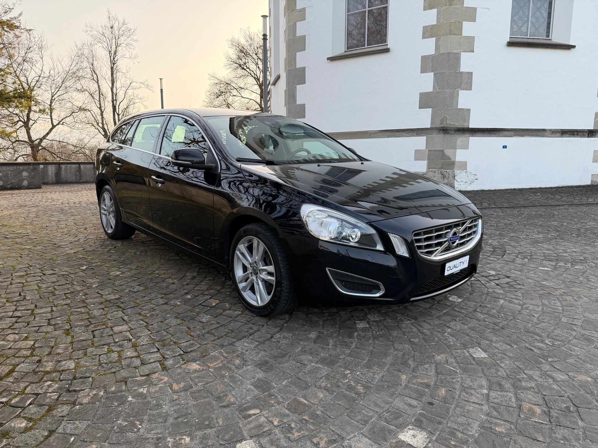 VOLVO V60 2.0T Summum Powershift / 1 Hand / Frisch ab MFK / Frisch ab Service / Leder / Navi / Xenon / Sitzheizung-image-2