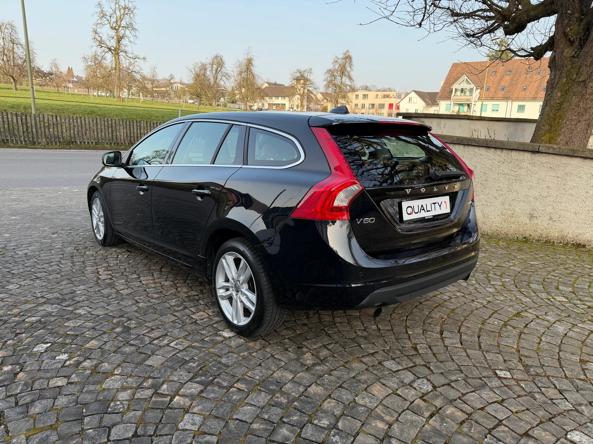 VOLVO V60 2.0T Summum Powershift / 1 Hand / Frisch ab MFK / Frisch ab Service / Leder / Navi / Xenon / Sitzheizung-image-6