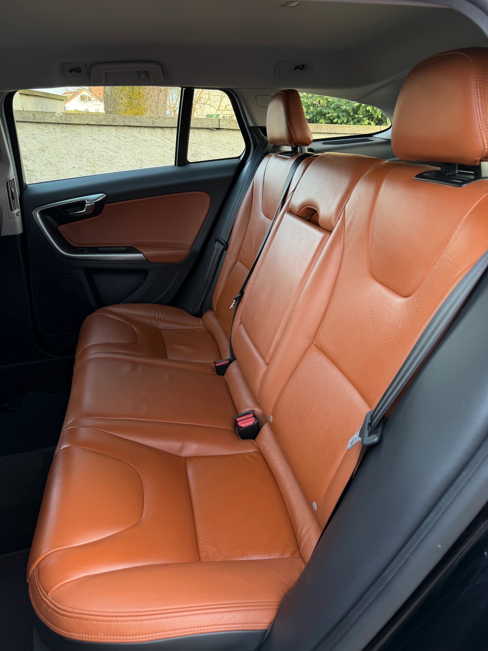 VOLVO V60 2.0T Summum Powershift / 1 Hand / Frisch ab MFK / Frisch ab Service / Leder / Navi / Xenon / Sitzheizung-image-12