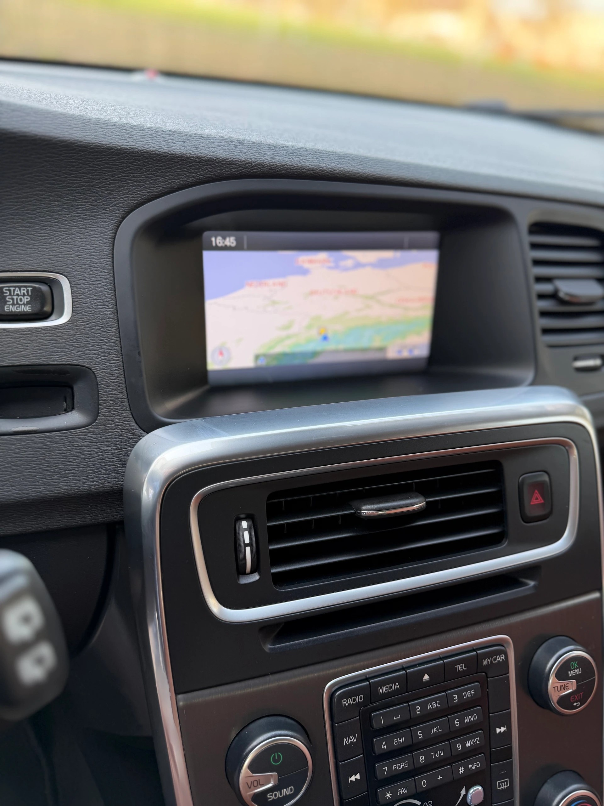 VOLVO V60 2.0T Summum Powershift / 1 Hand / Frisch ab MFK / Frisch ab Service / Leder / Navi / Xenon / Sitzheizung-image-13