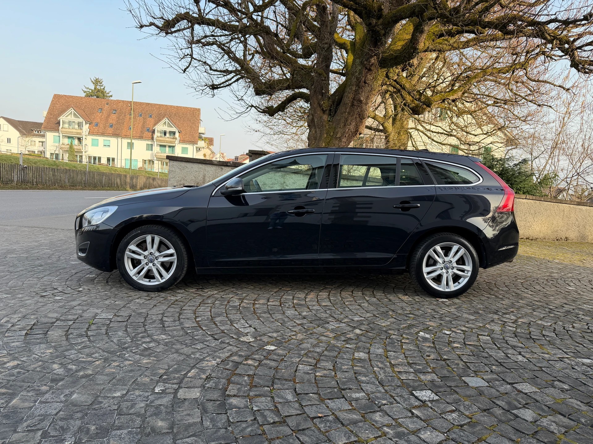 VOLVO V60 2.0T Summum Powershift / 1 Hand / Frisch ab MFK / Frisch ab Service / Leder / Navi / Xenon / Sitzheizung-image-7