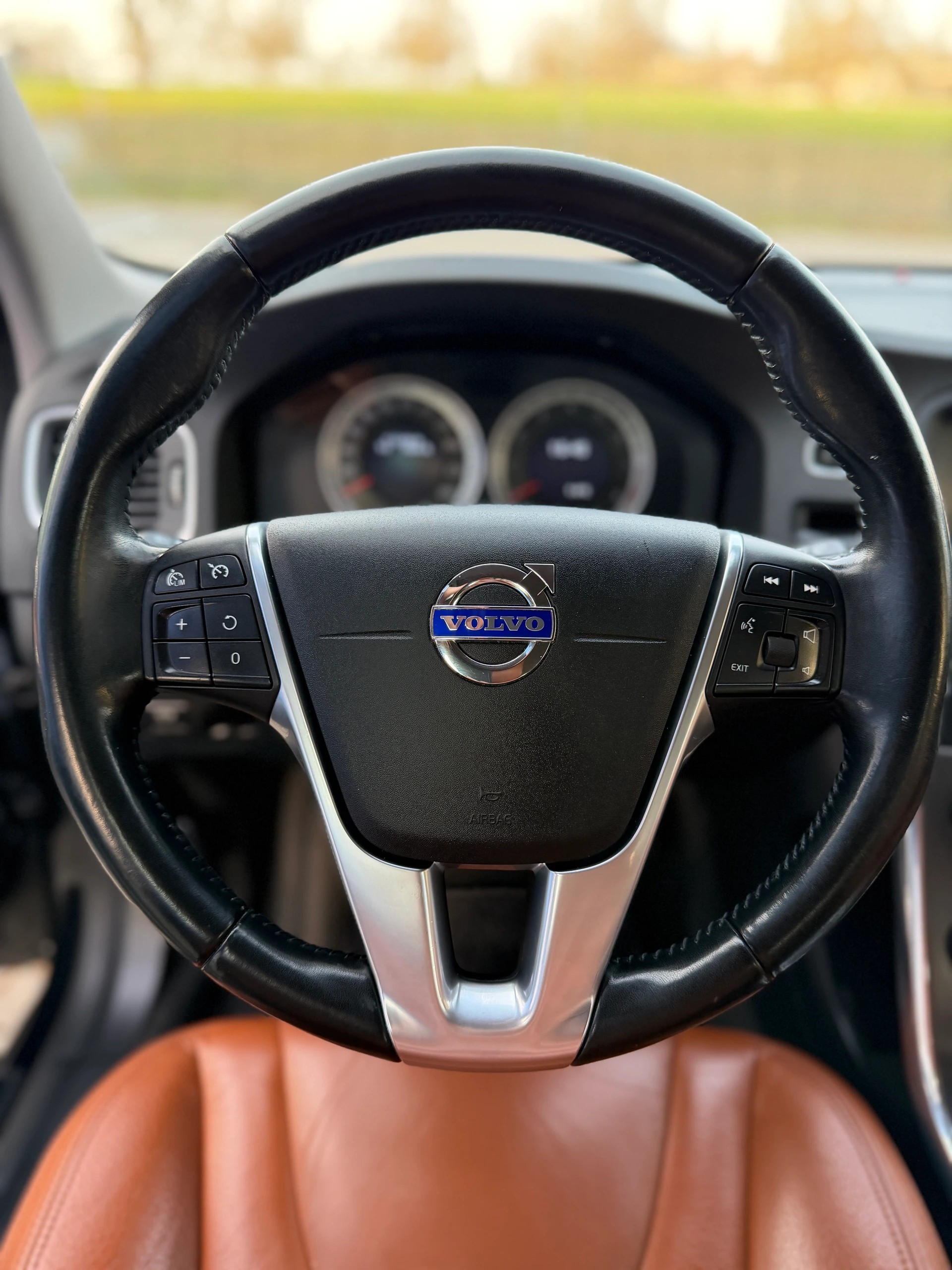 VOLVO V60 2.0T Summum Powershift / 1 Hand / Frisch ab MFK / Frisch ab Service / Leder / Navi / Xenon / Sitzheizung-image-14