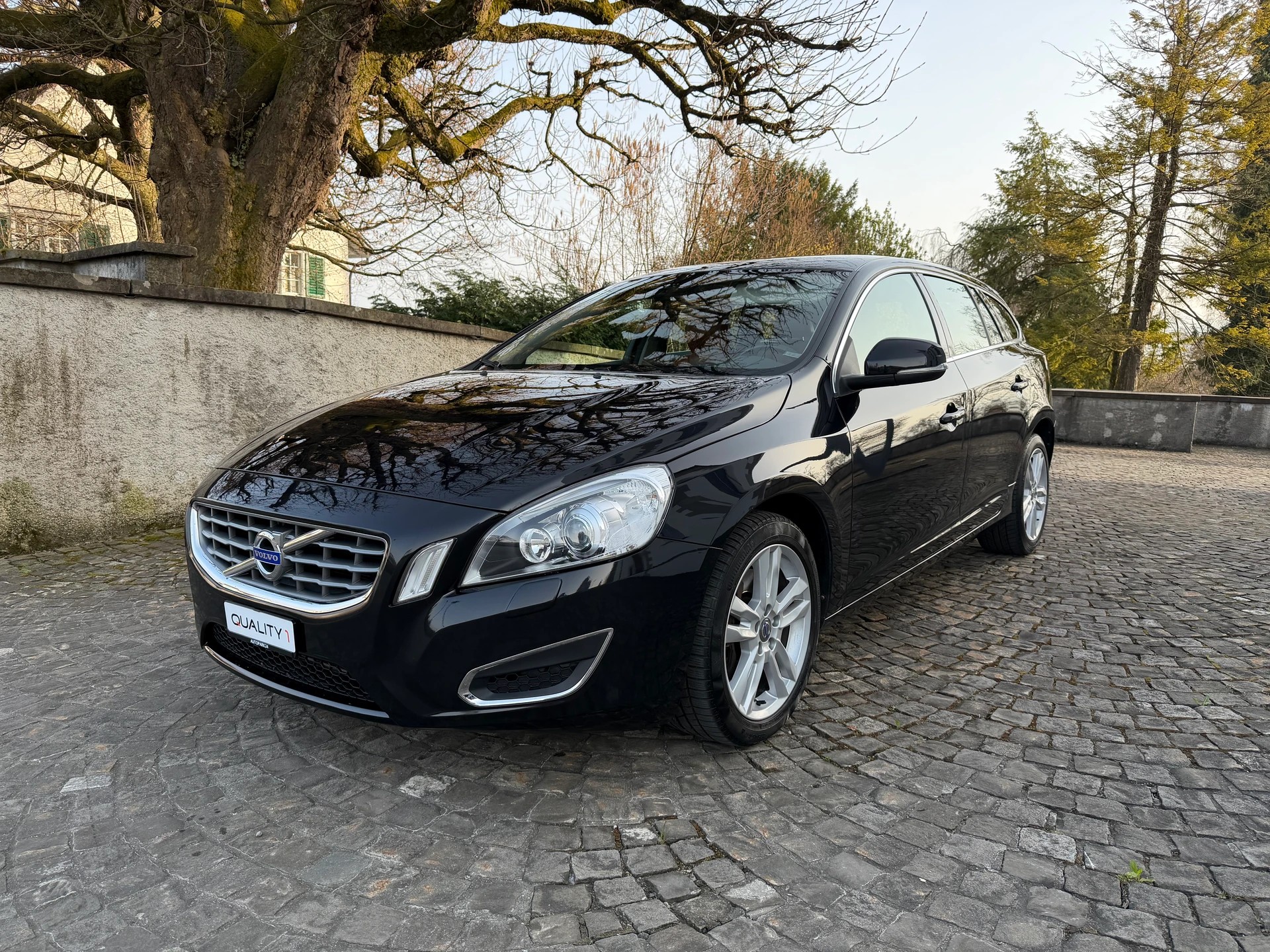 VOLVO V60 2.0T Summum Powershift / 1 Hand / Frisch ab MFK / Frisch ab Service / Leder / Navi / Xenon / Sitzheizung-image-0