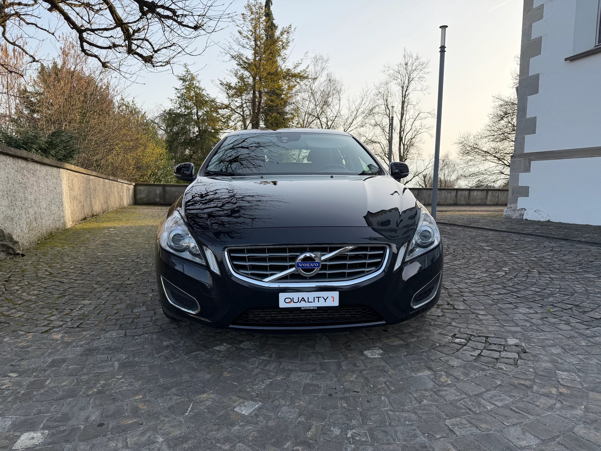 VOLVO V60 2.0T Summum Powershift / 1 Hand / Frisch ab MFK / Frisch ab Service / Leder / Navi / Xenon / Sitzheizung-image-1