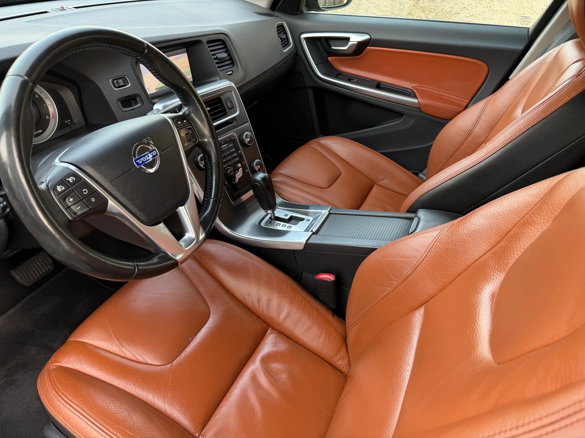 VOLVO V60 2.0T Summum Powershift / 1 Hand / Frisch ab MFK / Frisch ab Service / Leder / Navi / Xenon / Sitzheizung-image-8