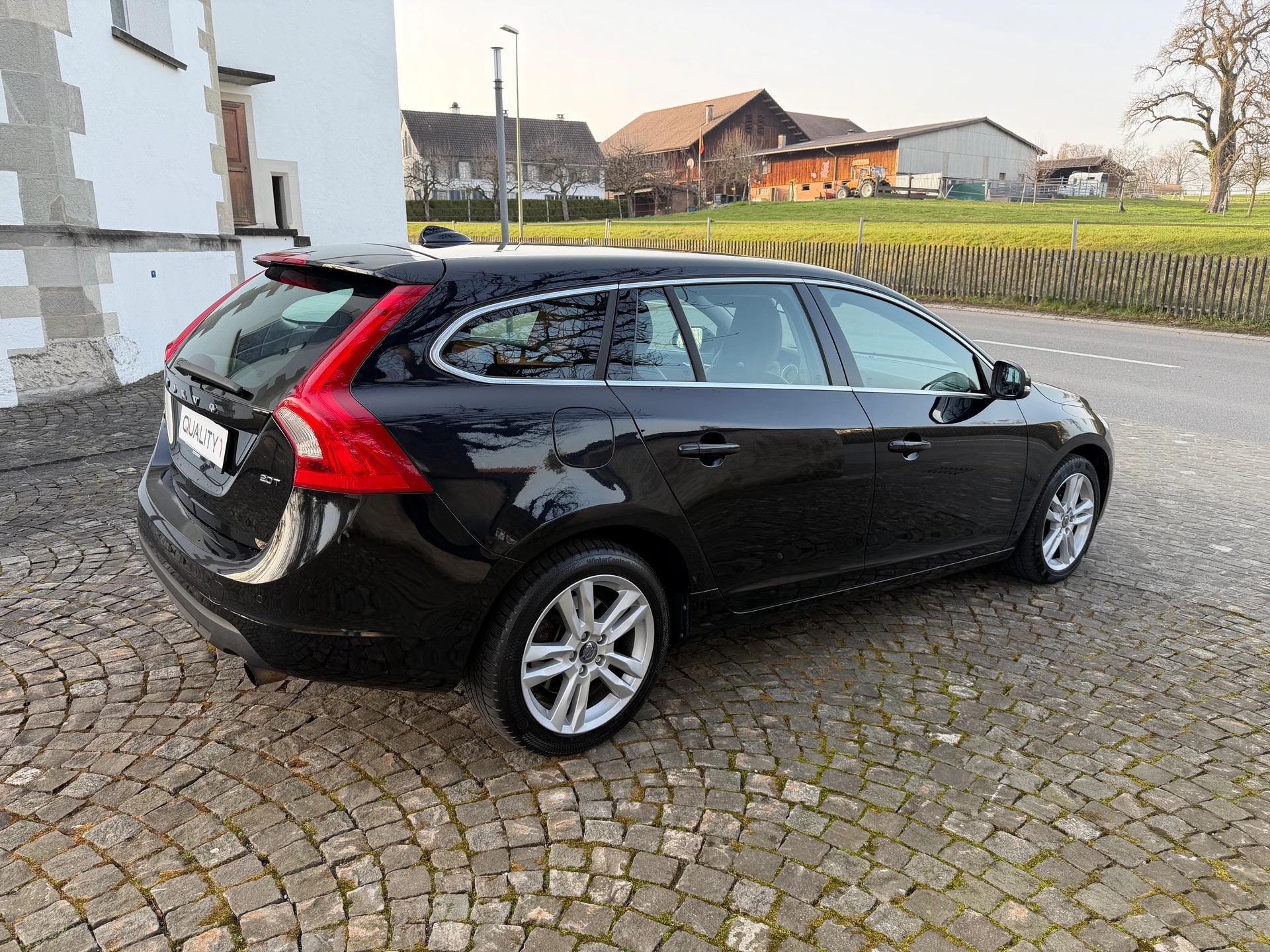 VOLVO V60 2.0T Summum Powershift / 1 Hand / Frisch ab MFK / Frisch ab Service / Leder / Navi / Xenon / Sitzheizung-image-3
