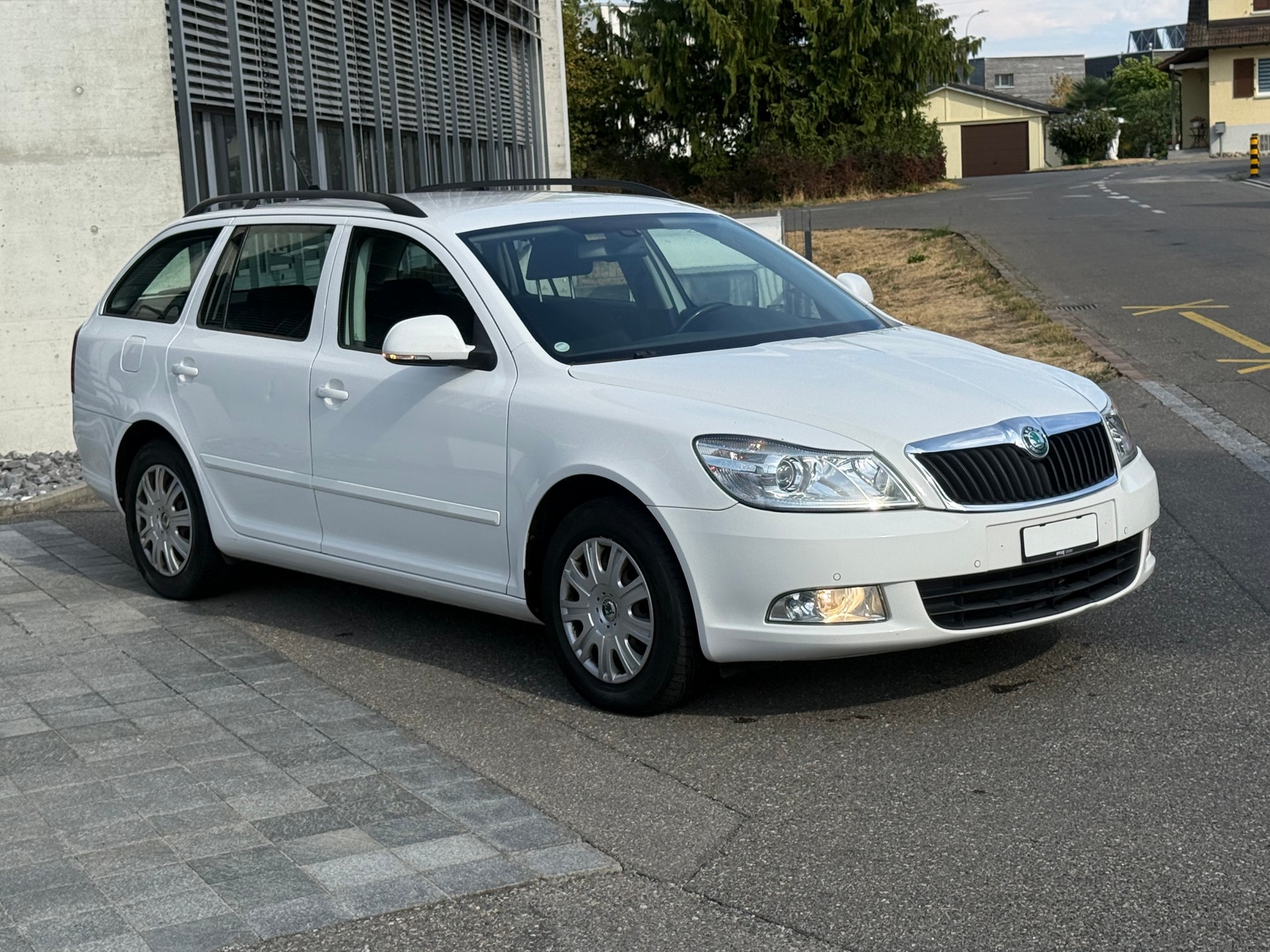SKODA Octavia Combi 1.6 TDI Ambiente DSG-image-1