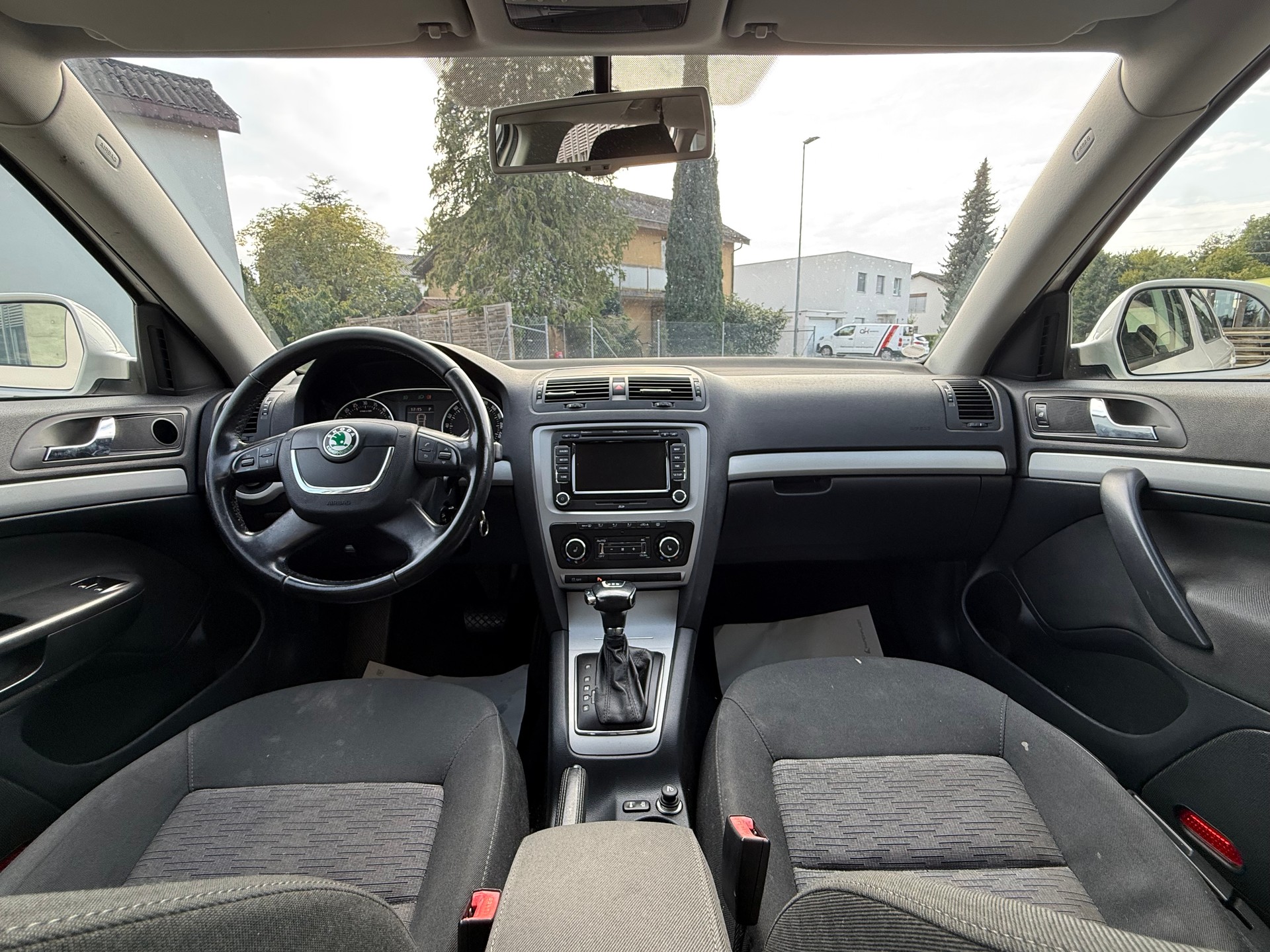 SKODA Octavia Combi 1.6 TDI Ambiente DSG-image-4