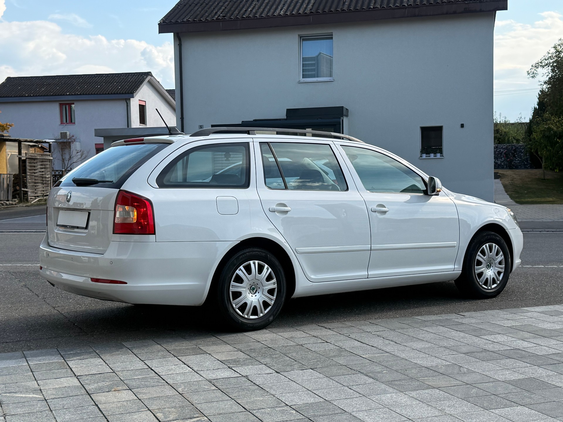 SKODA Octavia Combi 1.6 TDI Ambiente DSG-image-3