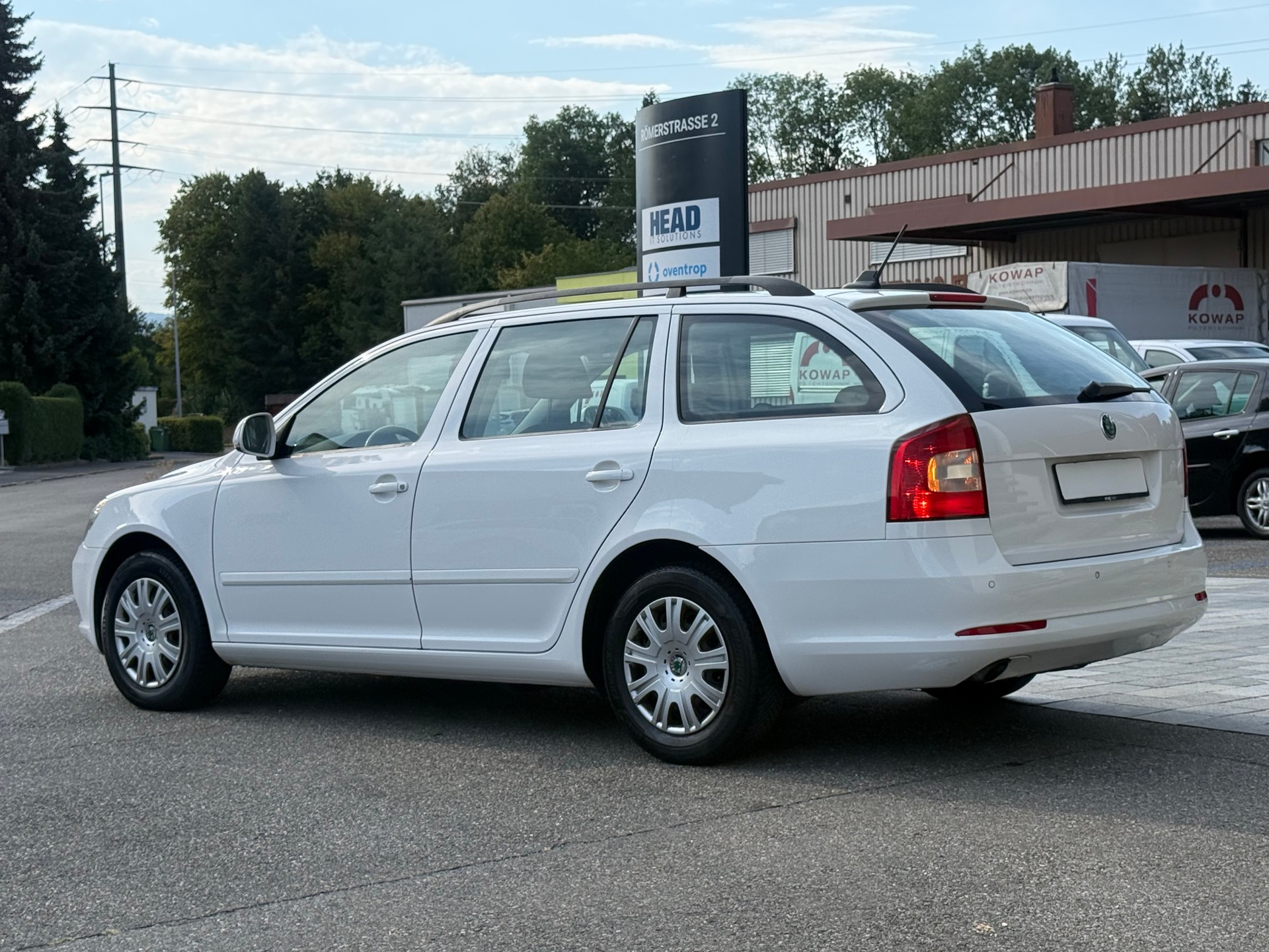 SKODA Octavia Combi 1.6 TDI Ambiente DSG-image-2