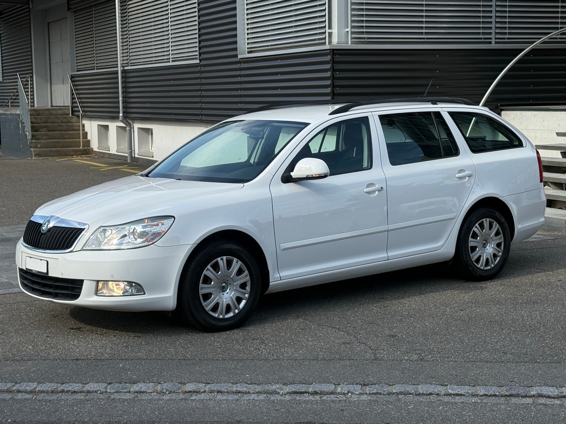 SKODA Octavia Combi 1.6 TDI Ambiente DSG-image-0