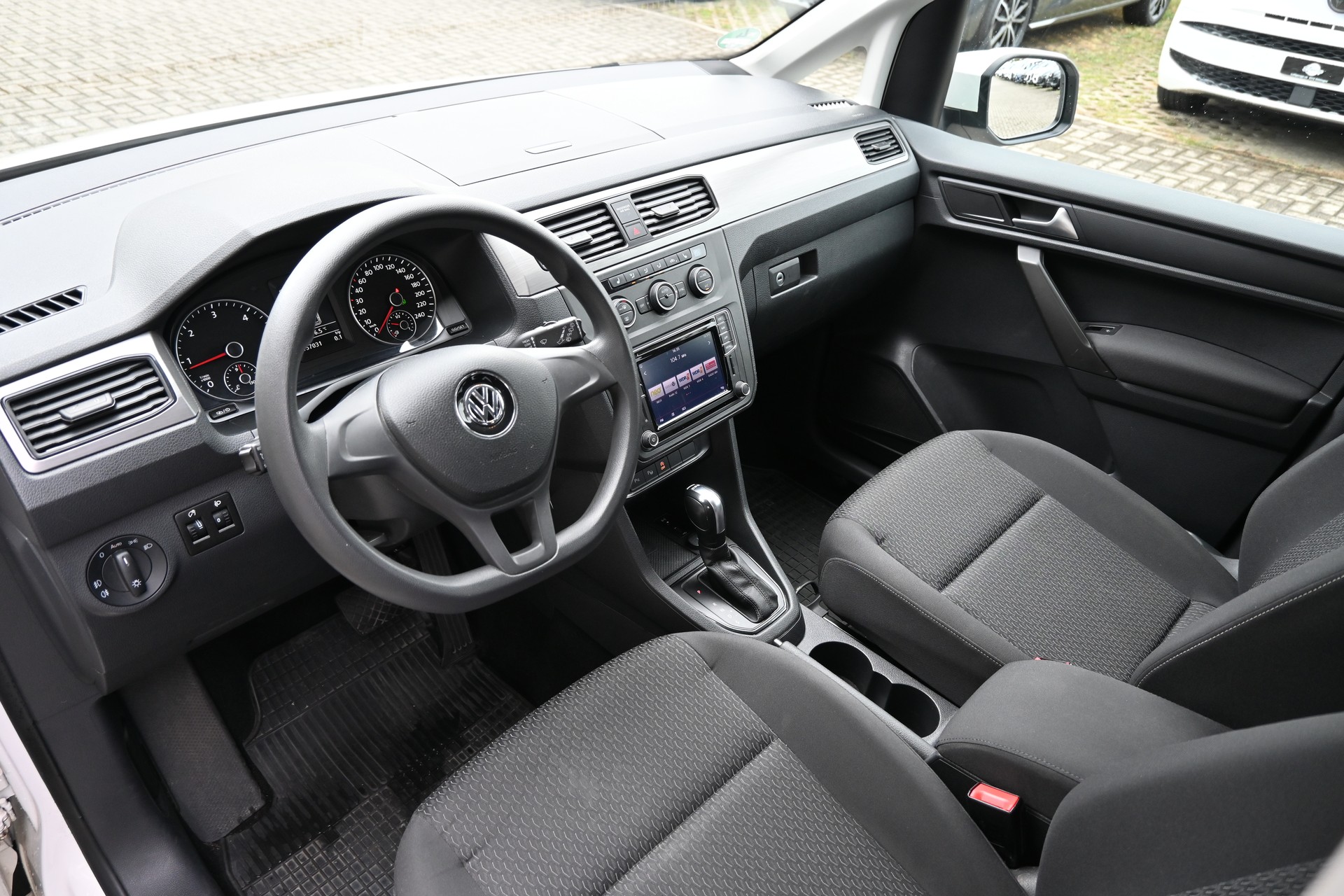 VW Caddy 2.0 TDI Comfortline DSG-image-8