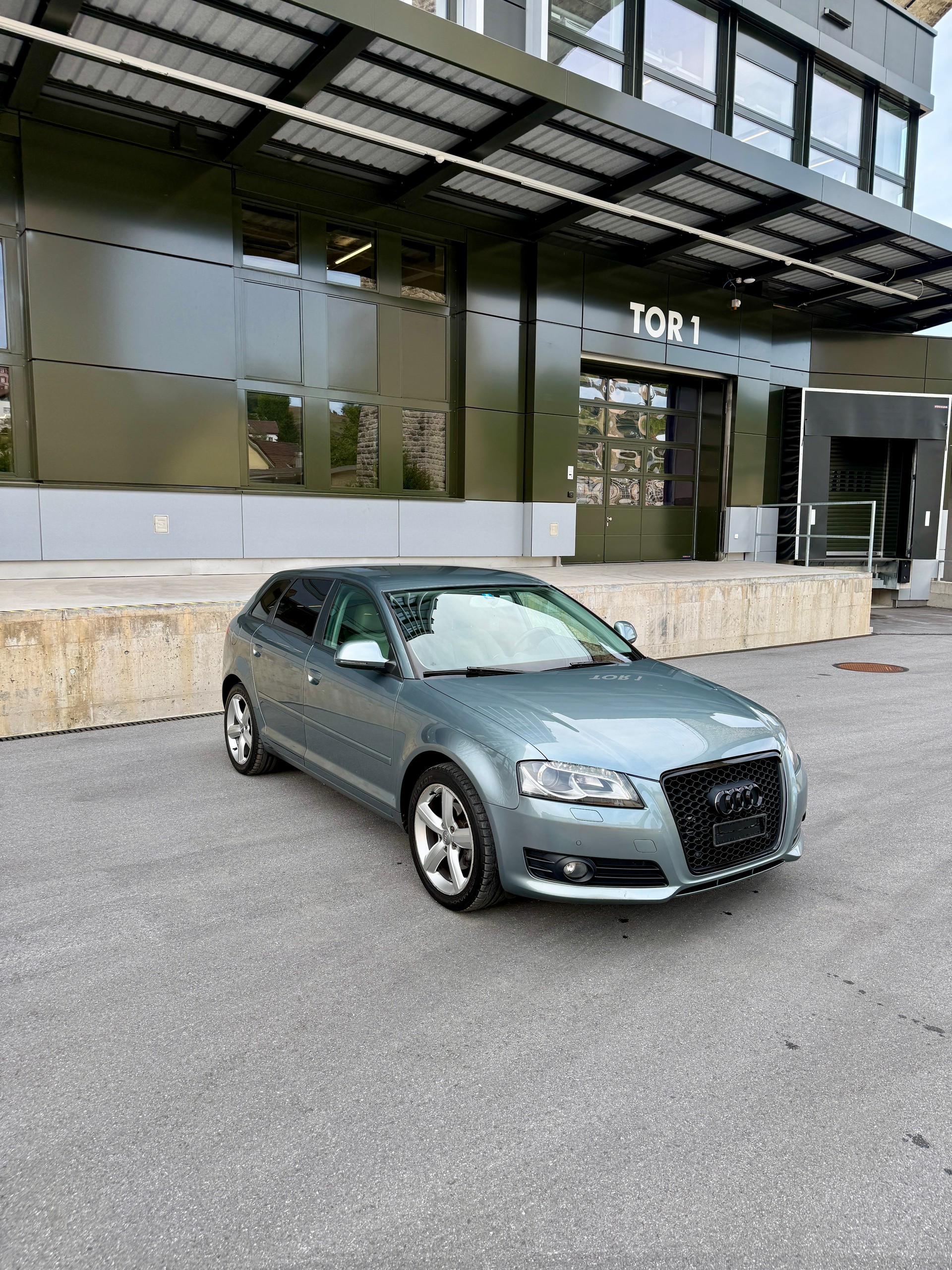 AUDI A3 Sportback 1.8 TFSI Ambiente S-tronic-image-2