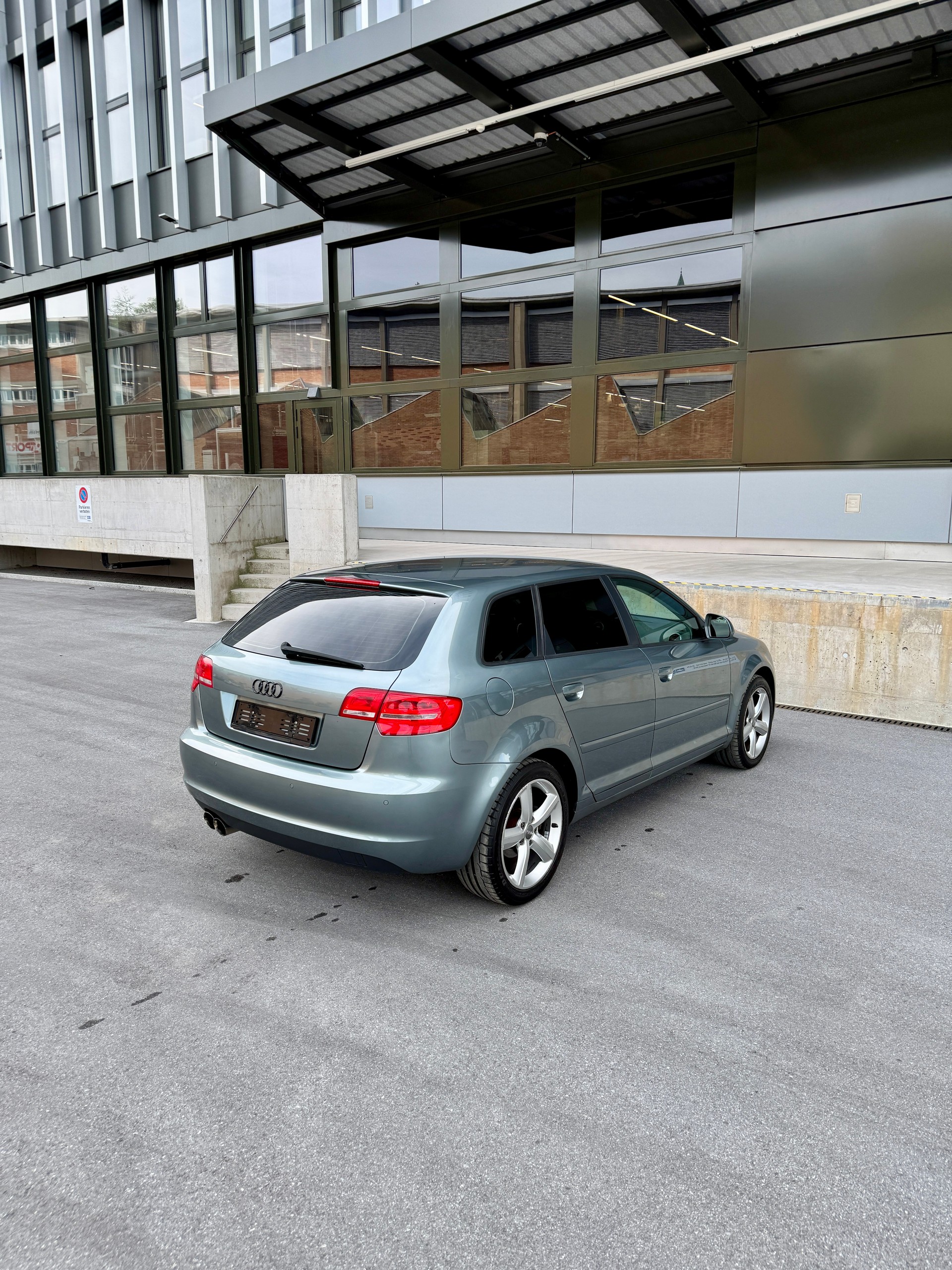 AUDI A3 Sportback 1.8 TFSI Ambiente S-tronic-image-4