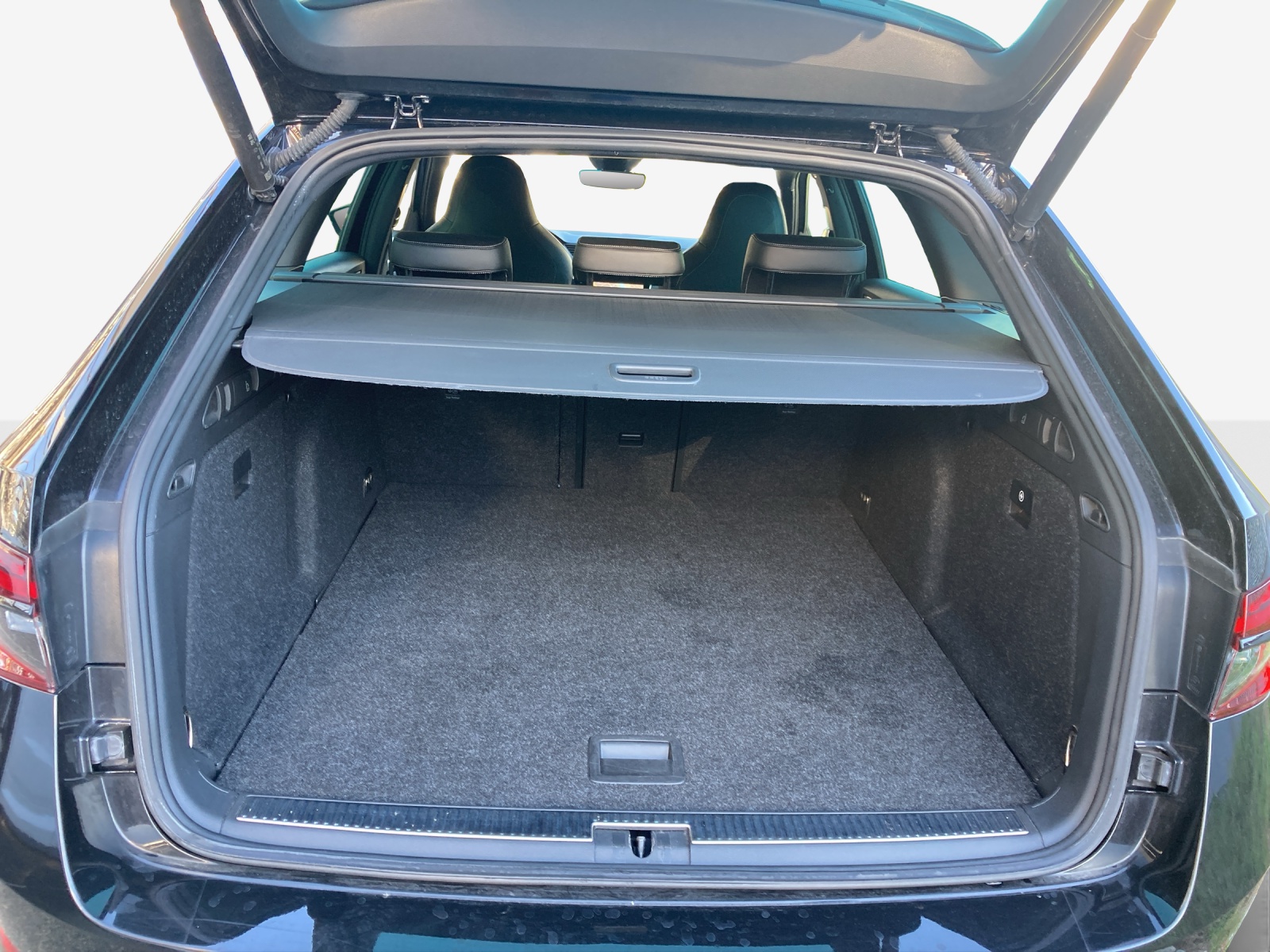SKODA Superb Combi 2.0 TSI SportLine Light 4x4 DSG-image-12