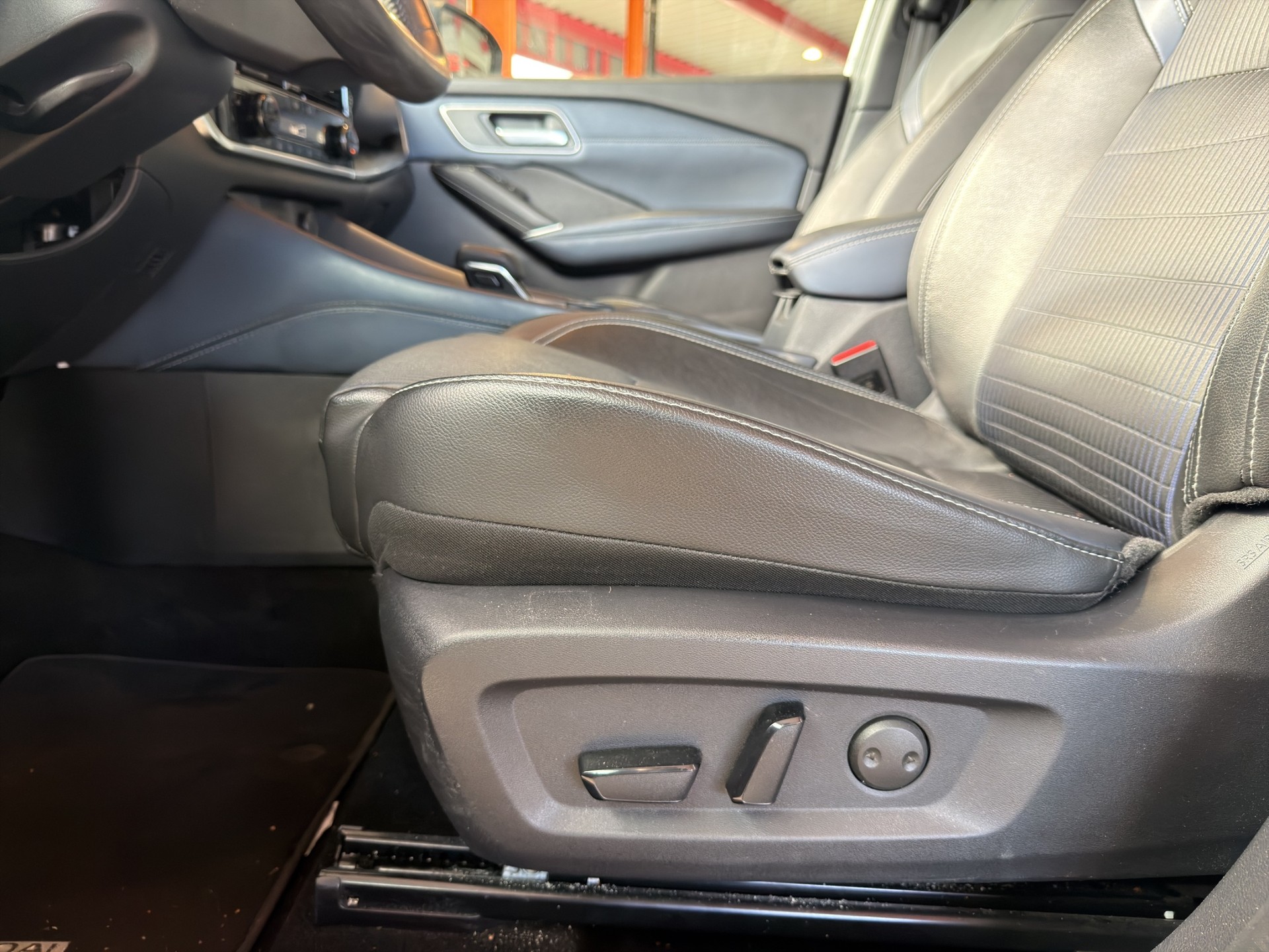 NISSAN Qashqai 1.3 DIG-T Tekna 4x4-image-27