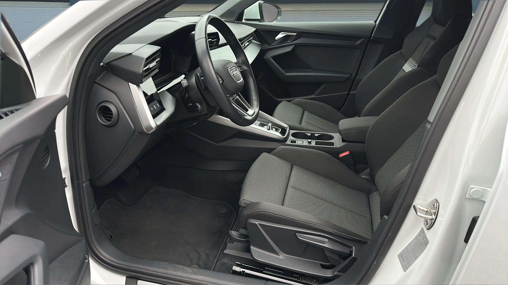 AUDI A3 Sportback 35 TFSI S line S-tronic-image-10