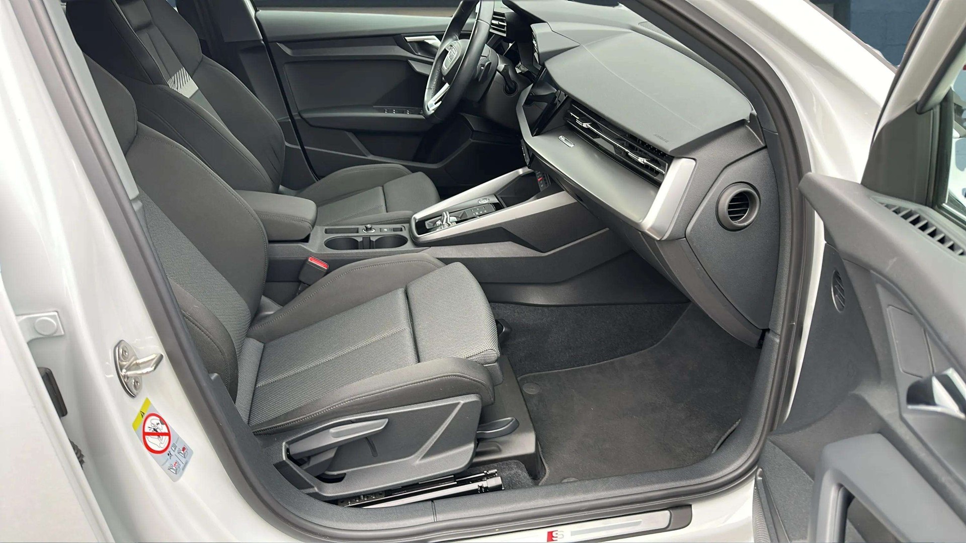 AUDI A3 Sportback 35 TFSI S line S-tronic-image-11