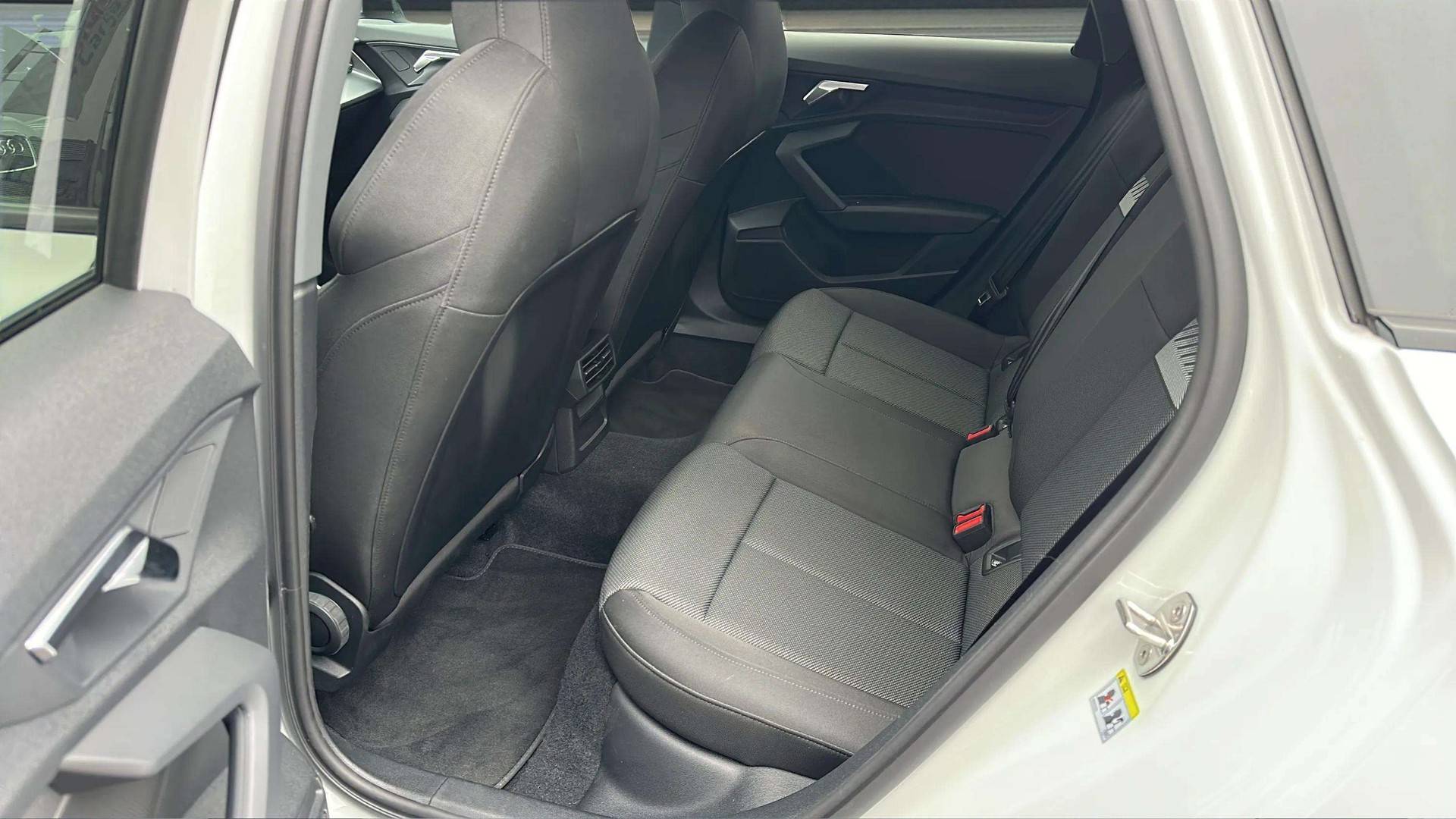 AUDI A3 Sportback 35 TFSI S line S-tronic-image-12