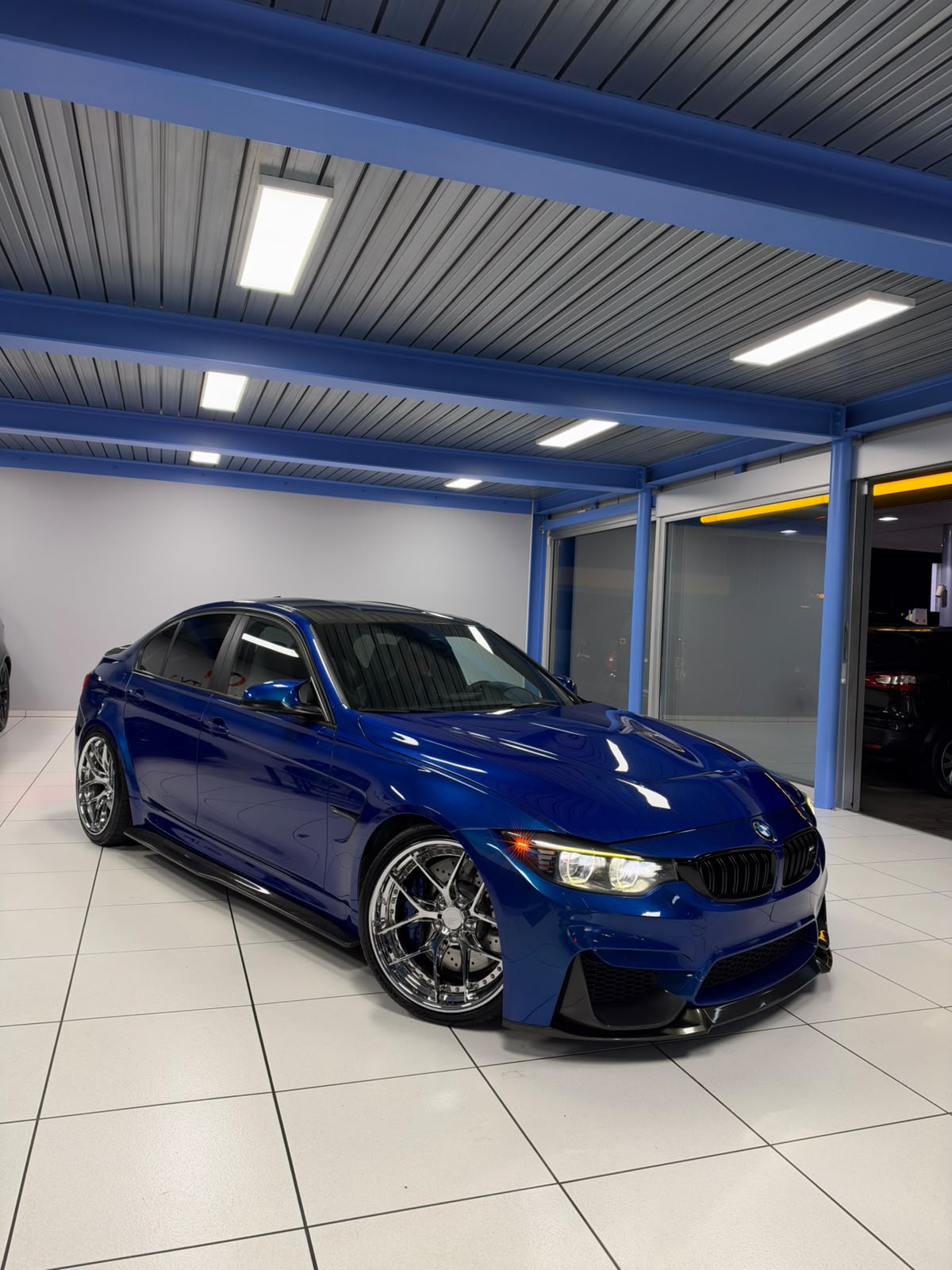 BMW M3 Drivelogic-showroom-element-1