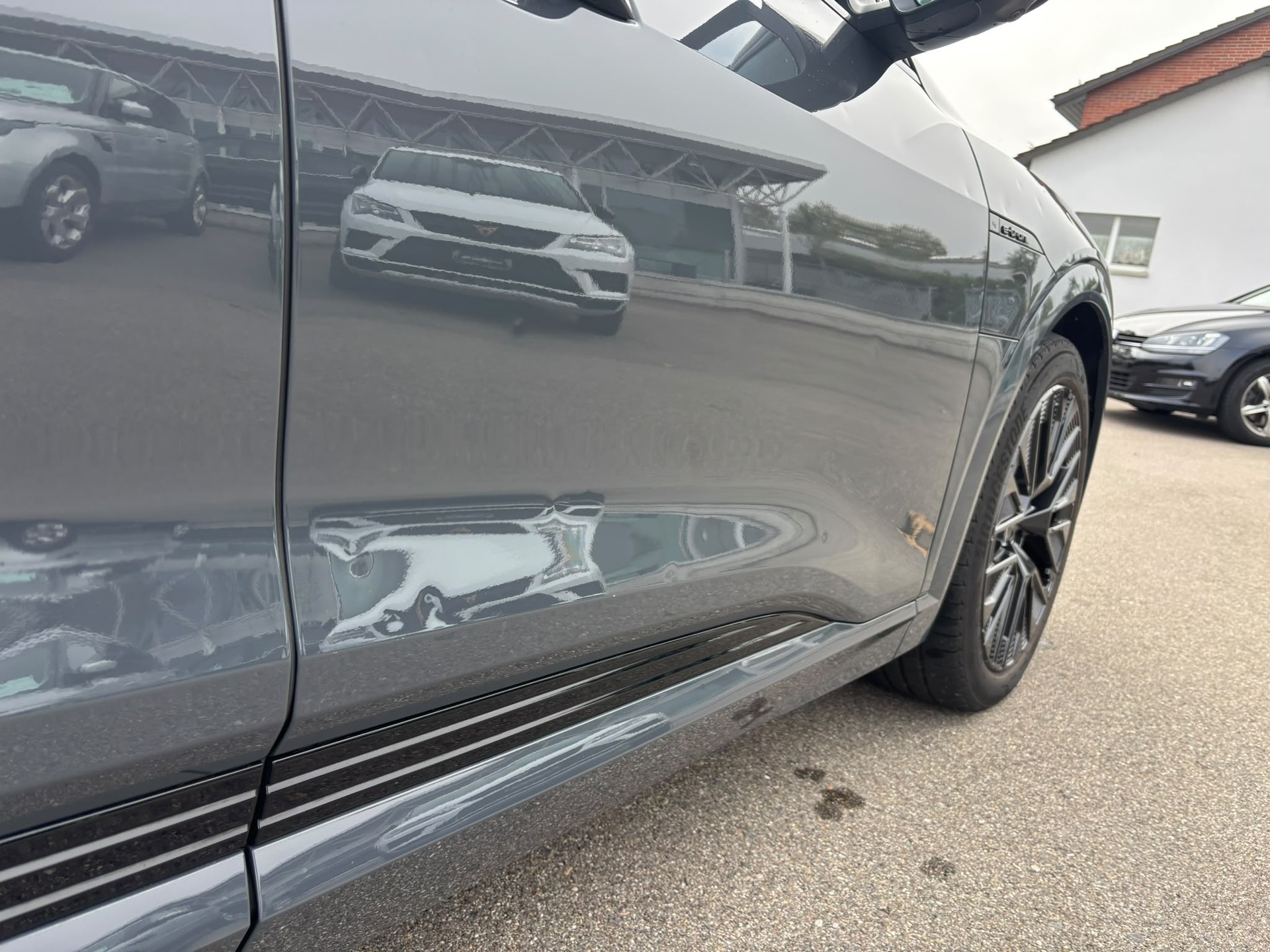 AUDI Q8 55 e-tron Black Edition quattro-image-11