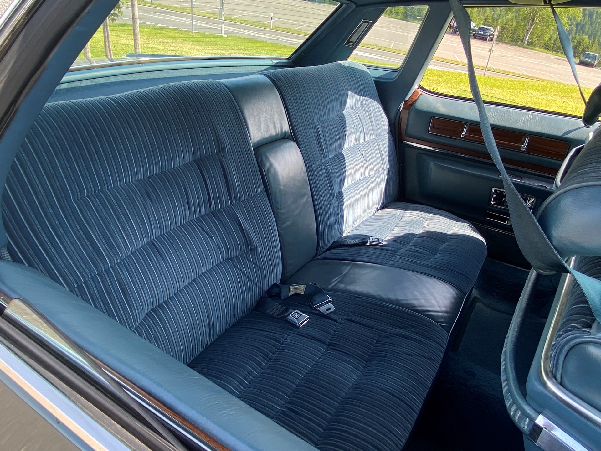 CADILLAC DEVILLE Sedan-image-13