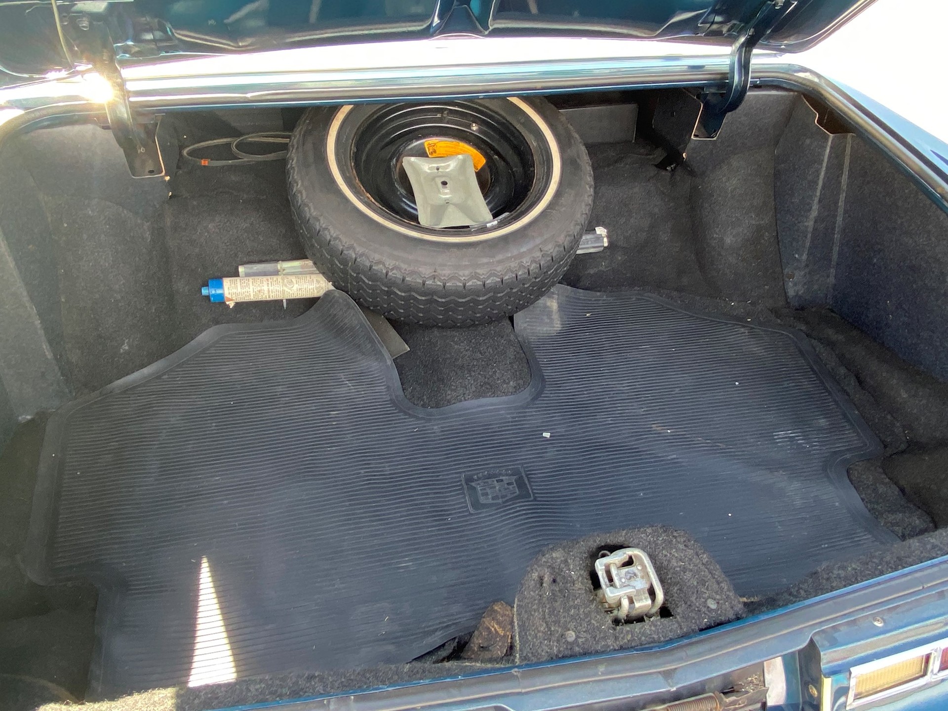 CADILLAC DEVILLE Sedan-image-16