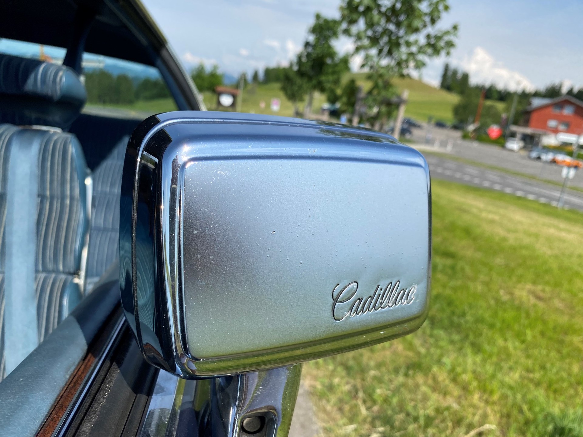 CADILLAC DEVILLE Sedan-image-5