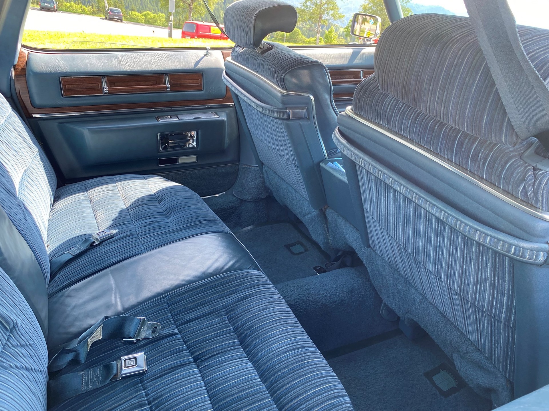 CADILLAC DEVILLE Sedan-image-12