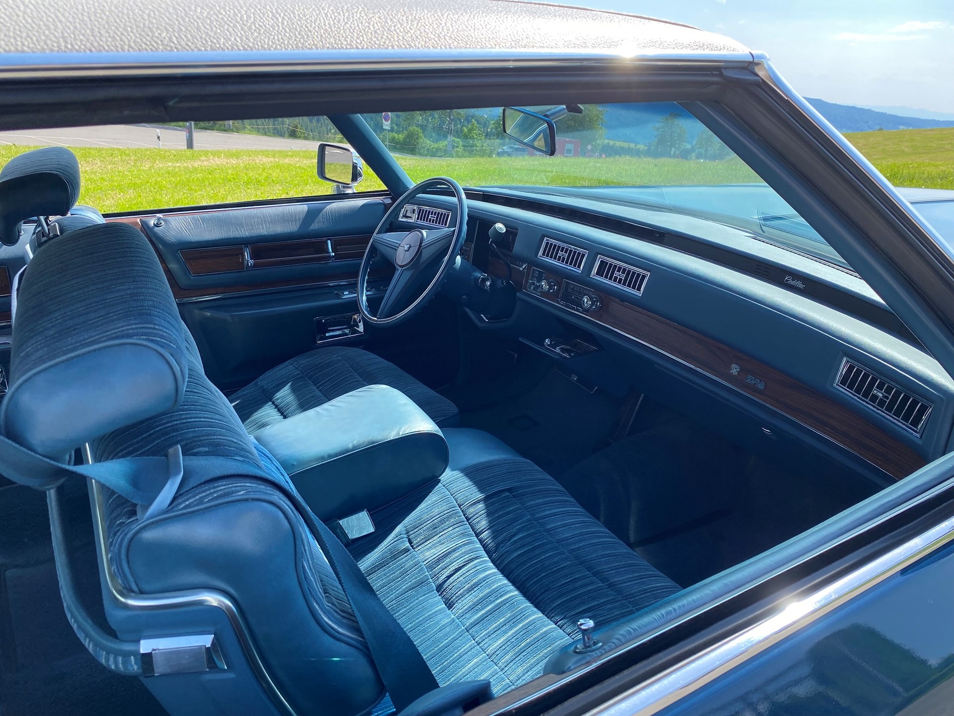 CADILLAC DEVILLE Sedan-image-10