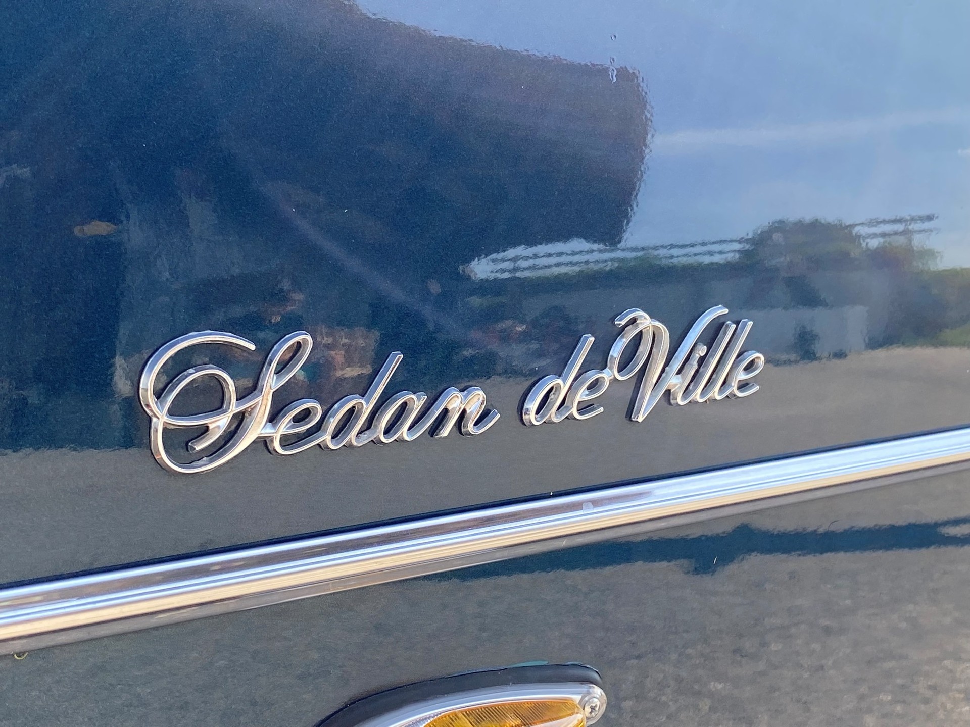 CADILLAC DEVILLE Sedan-image-7