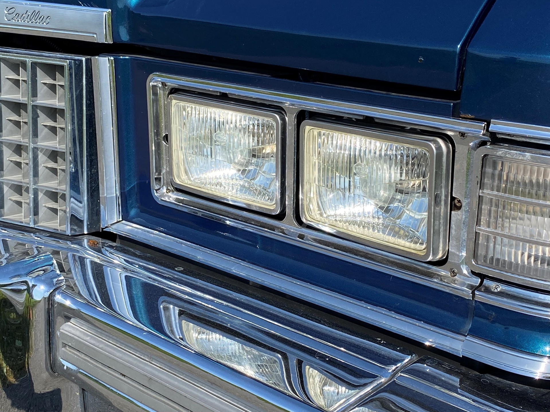 CADILLAC DEVILLE Sedan-image-2