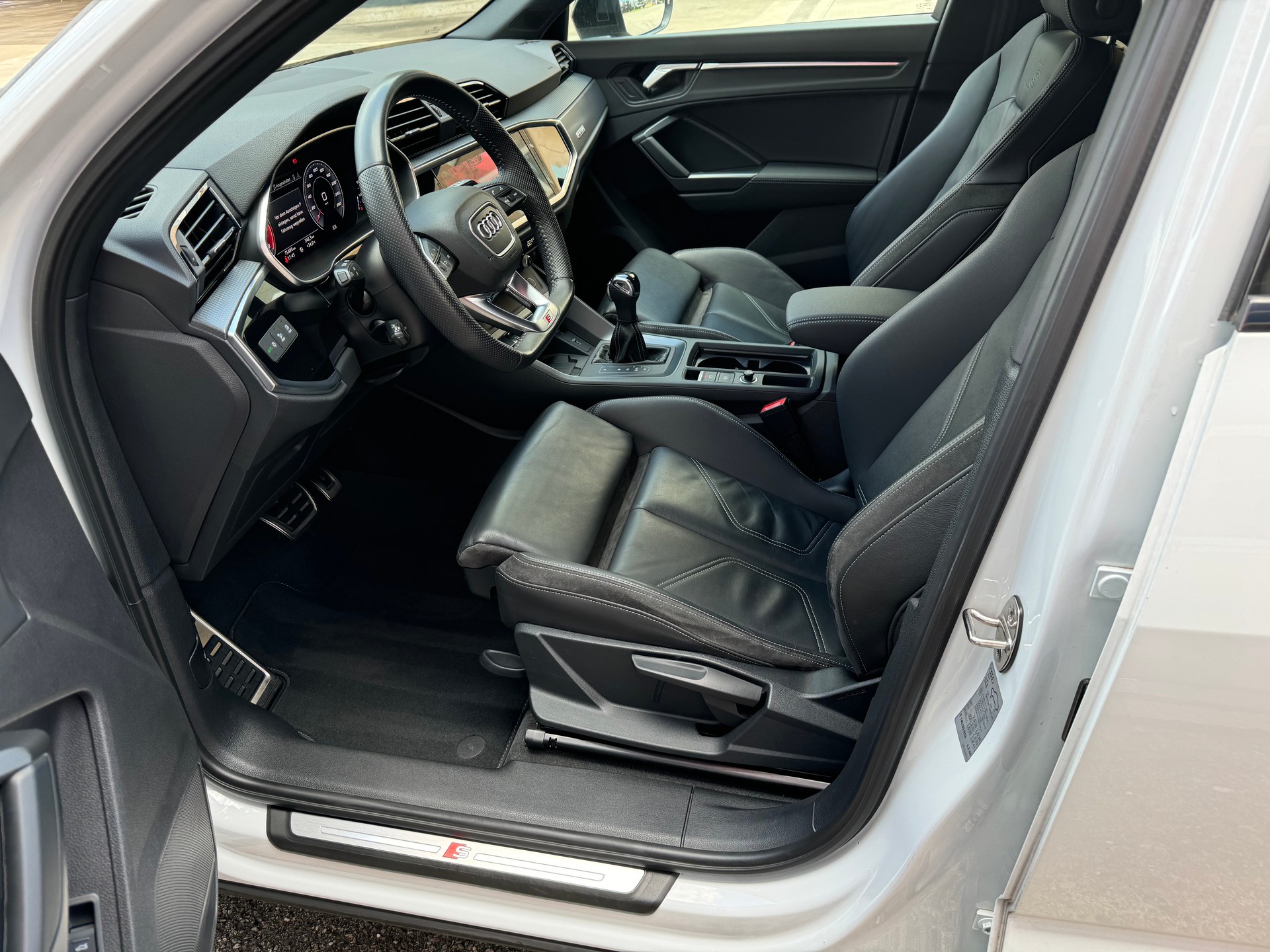 AUDI Q3 Sportback 45 TFSI S line quattro-image-6