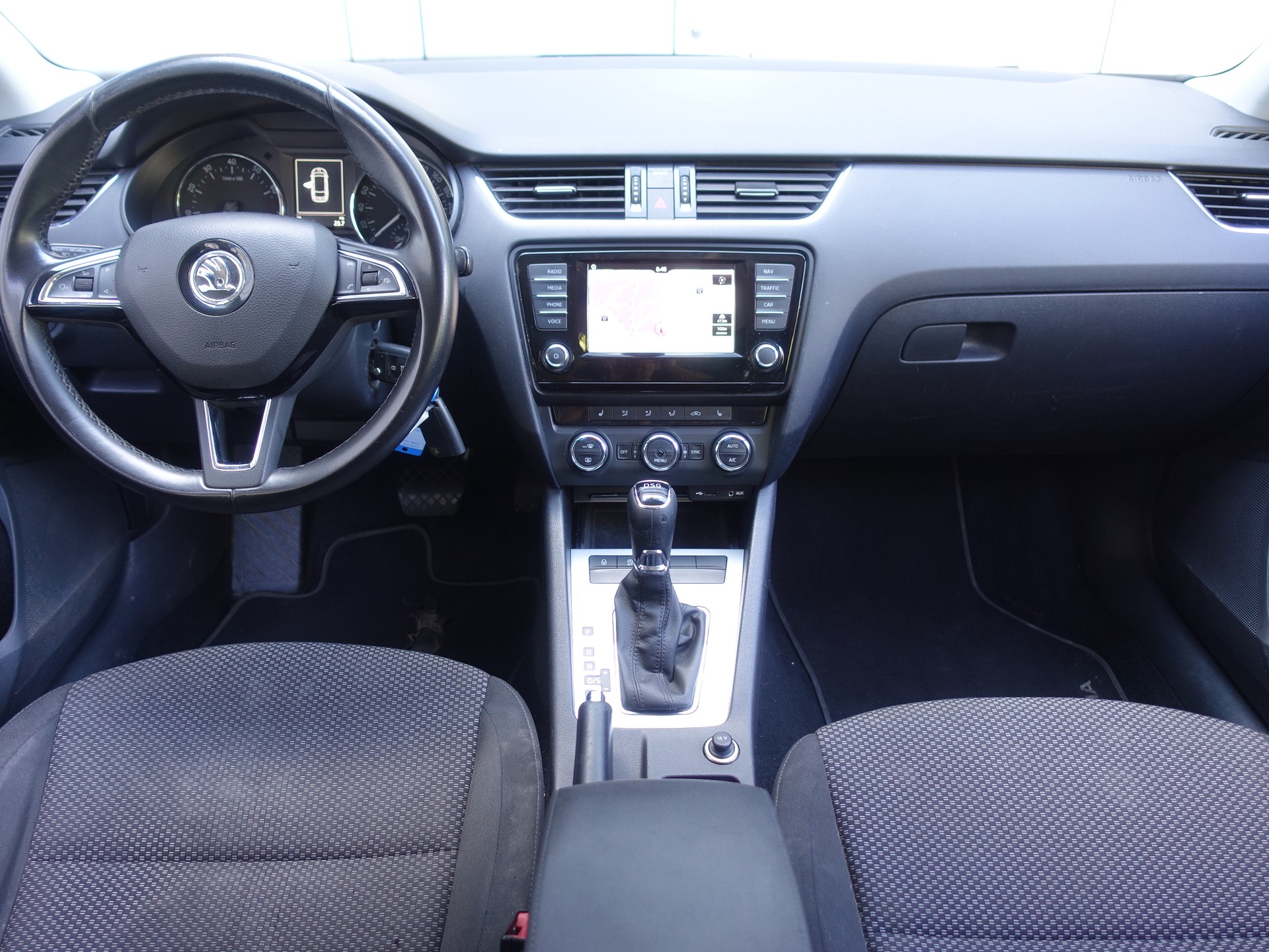 SKODA Octavia Combi 1.4 TSI Ambition DSG-image-10